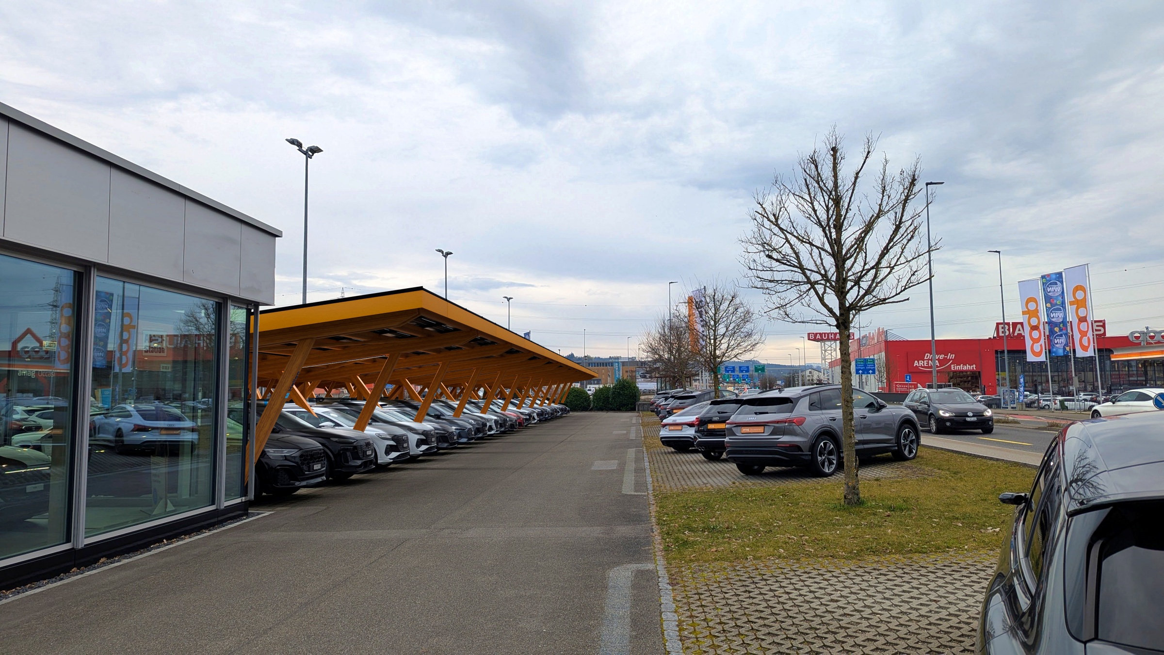 Die Fahrzeugausstellung aufwerten, Fahrzeuge vor Hagel schützen und erneuerbare Energie erzeugen.