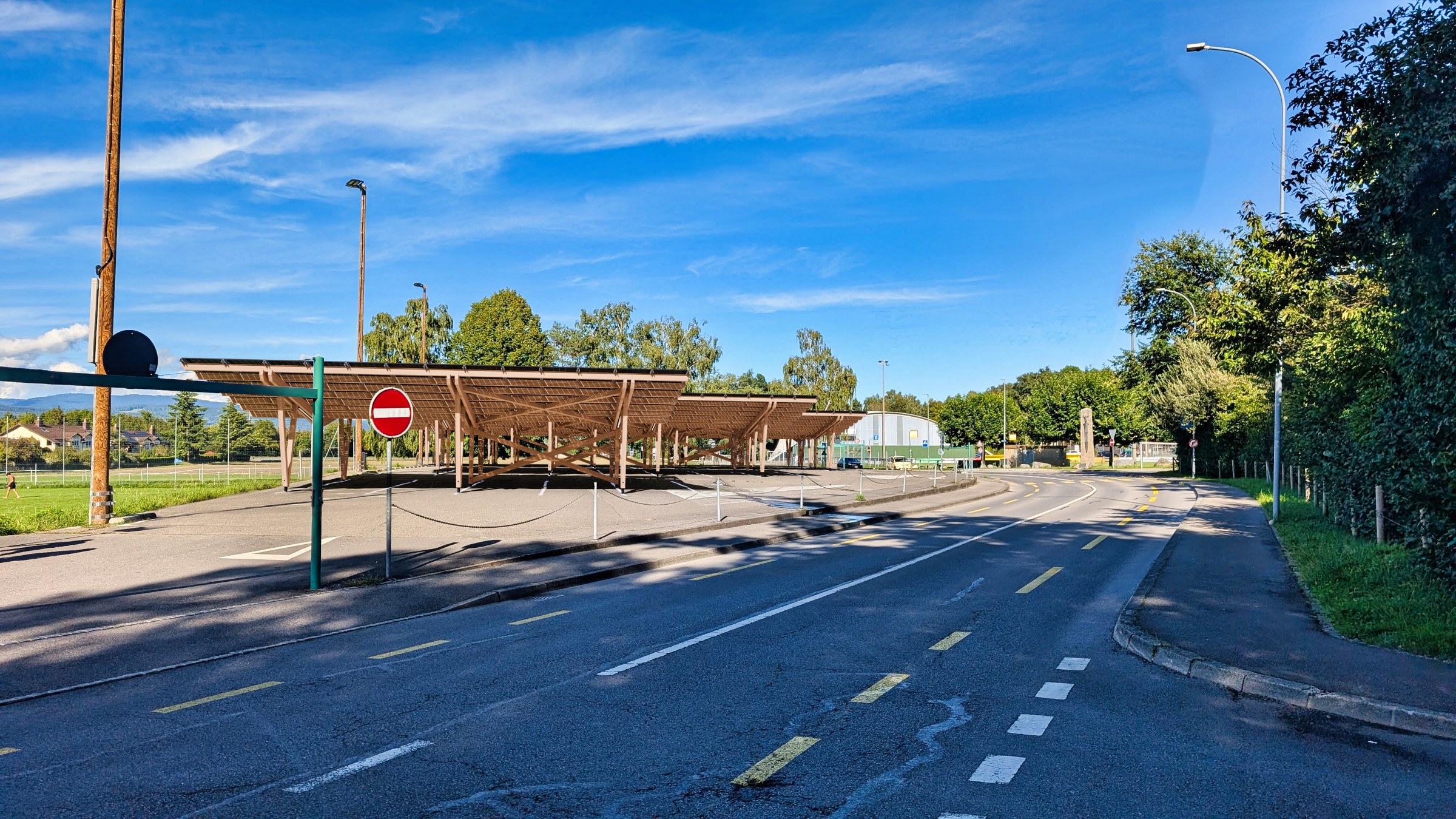 Ein Besucherparkplatz, der gleichzeitig den Campingplatz mit Energie versorgt