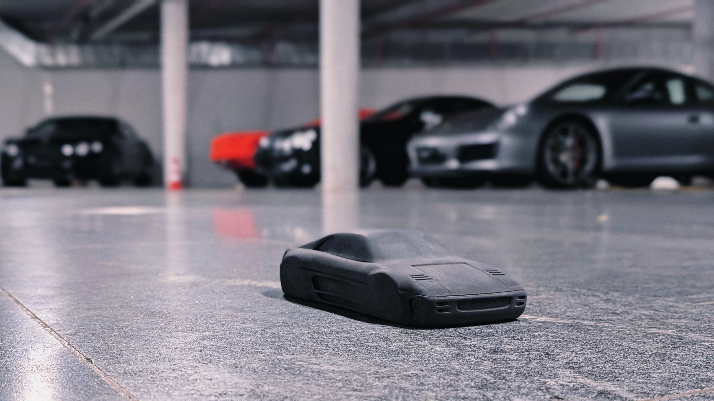 Ferrari F355 Keramik Form im Autohotel Aarberg vor Sportwagen