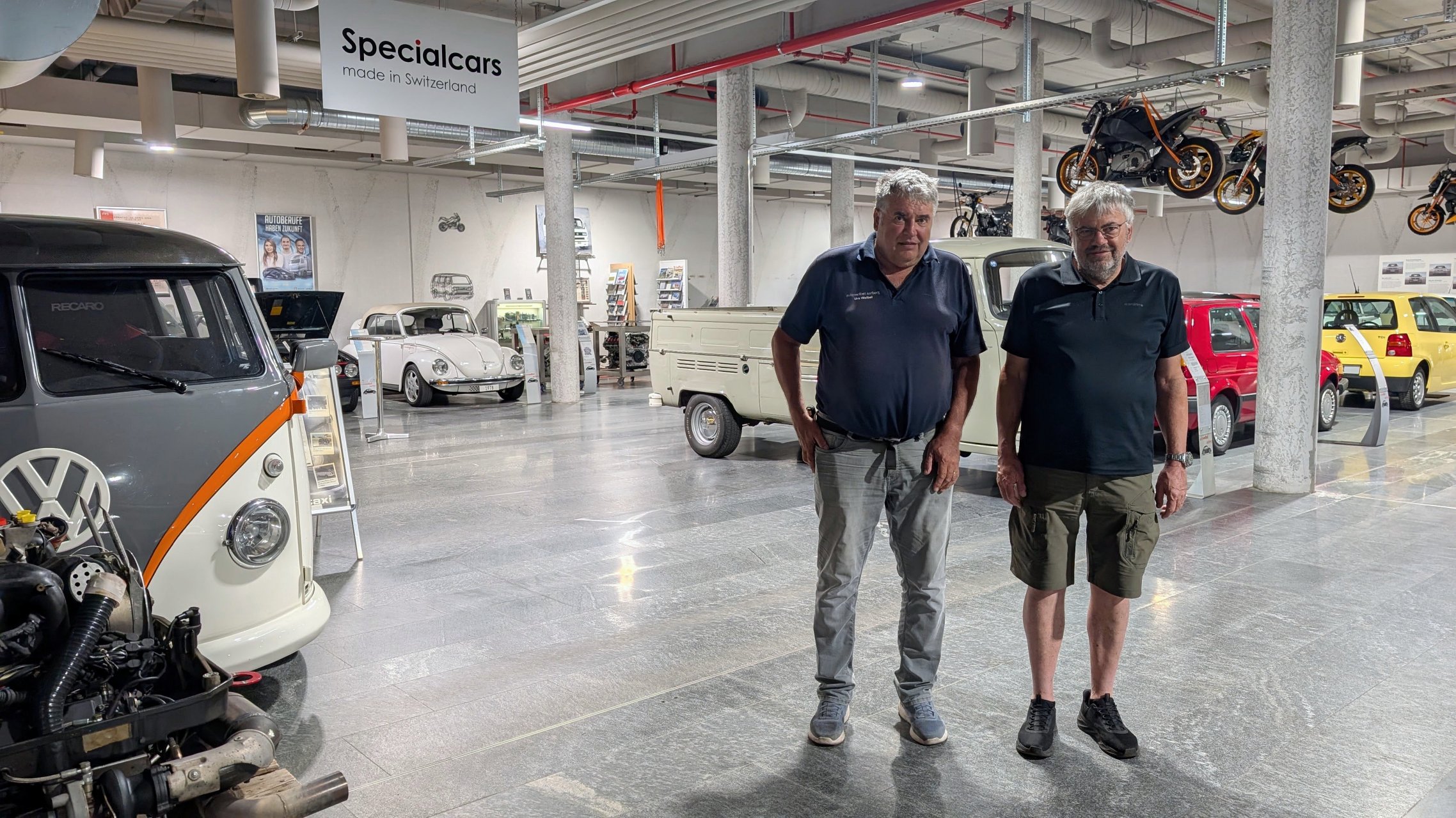 Urs Weibel und Andreas Weibel im Automuseum und Autohotel in Aarberg