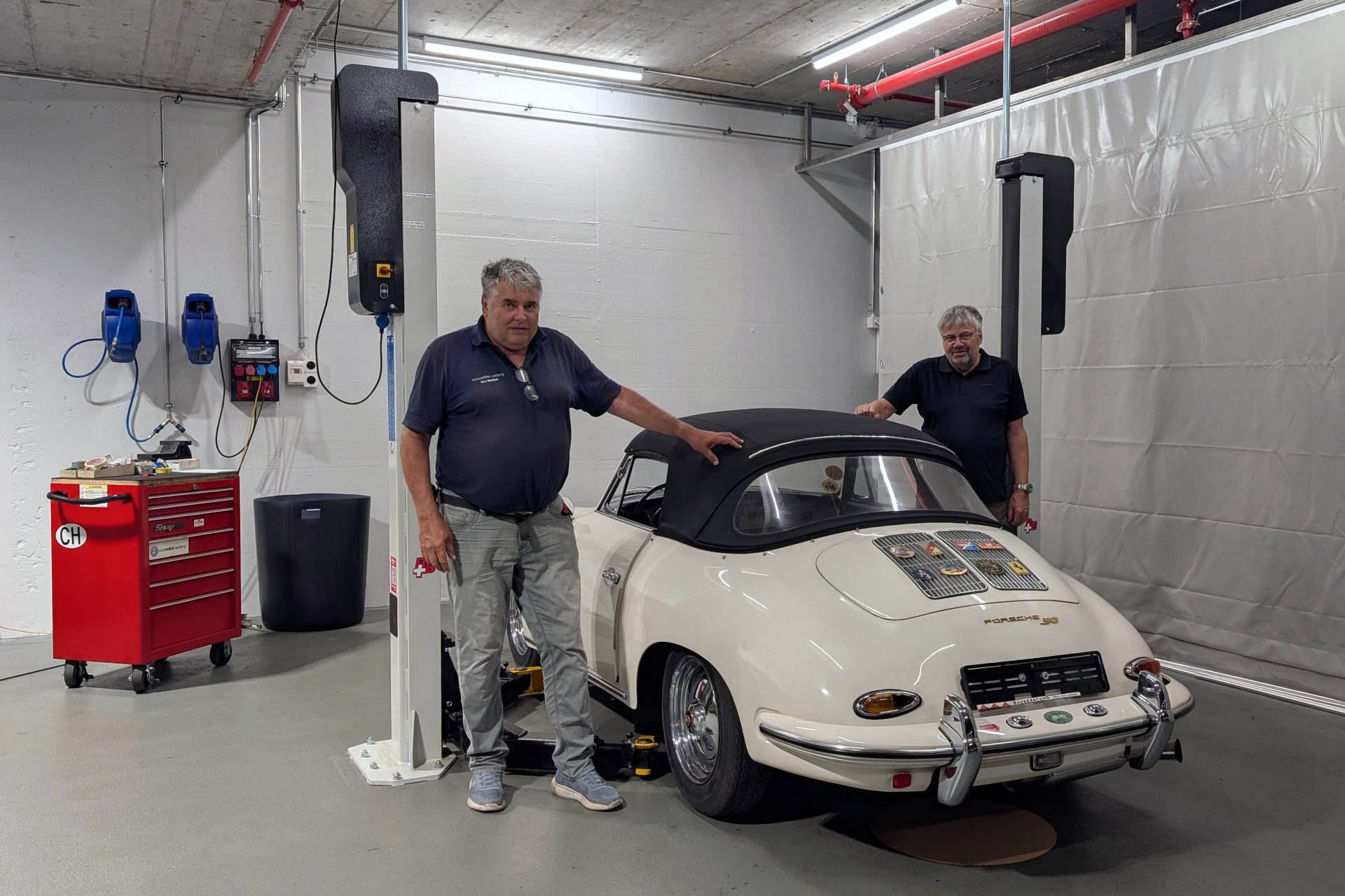 Porsche 456 auf der Hebebühne im Autohotel Aarberg mit Urs Weibel und Andreas Weibel von autoweibel
