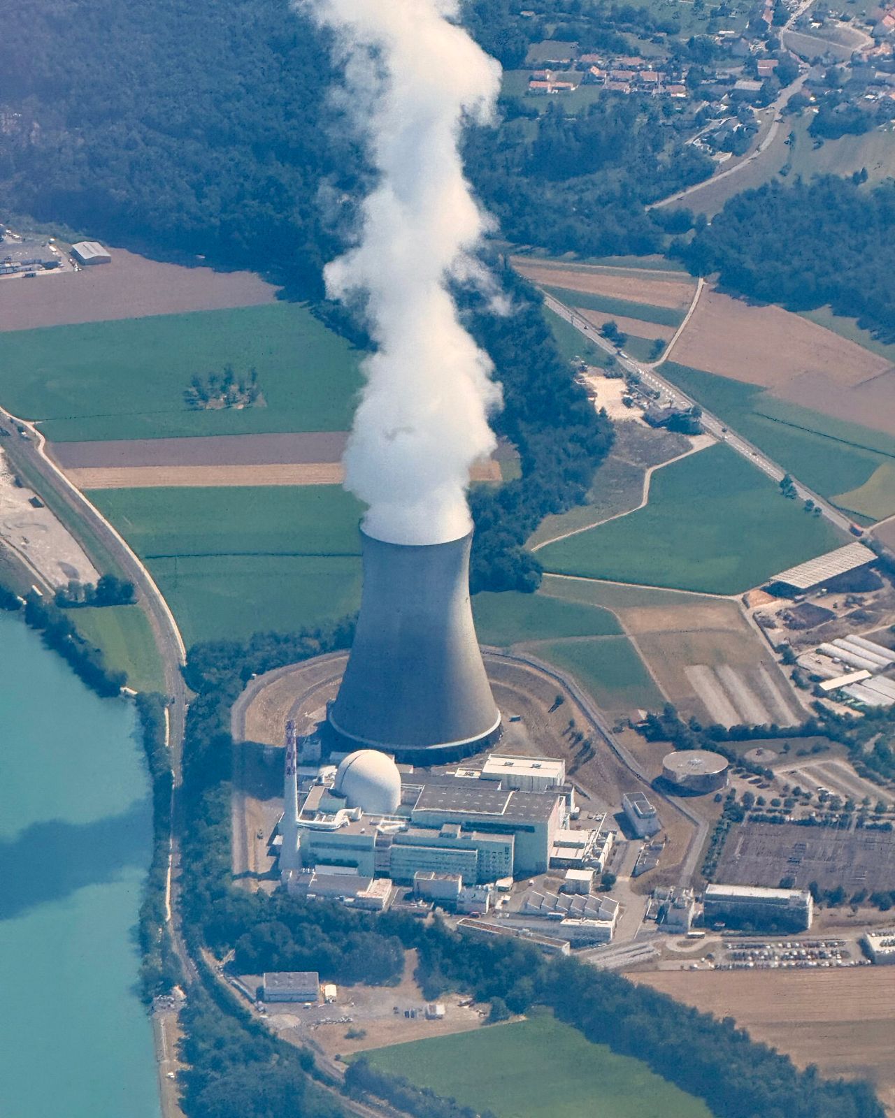 Atomkraftwerk, von weit sichtbar mit dem Kühlturm und dem vielen Wasserdampf, der das Landschaftsbild prägt. Foto von Jerry B von Pexels 33523818