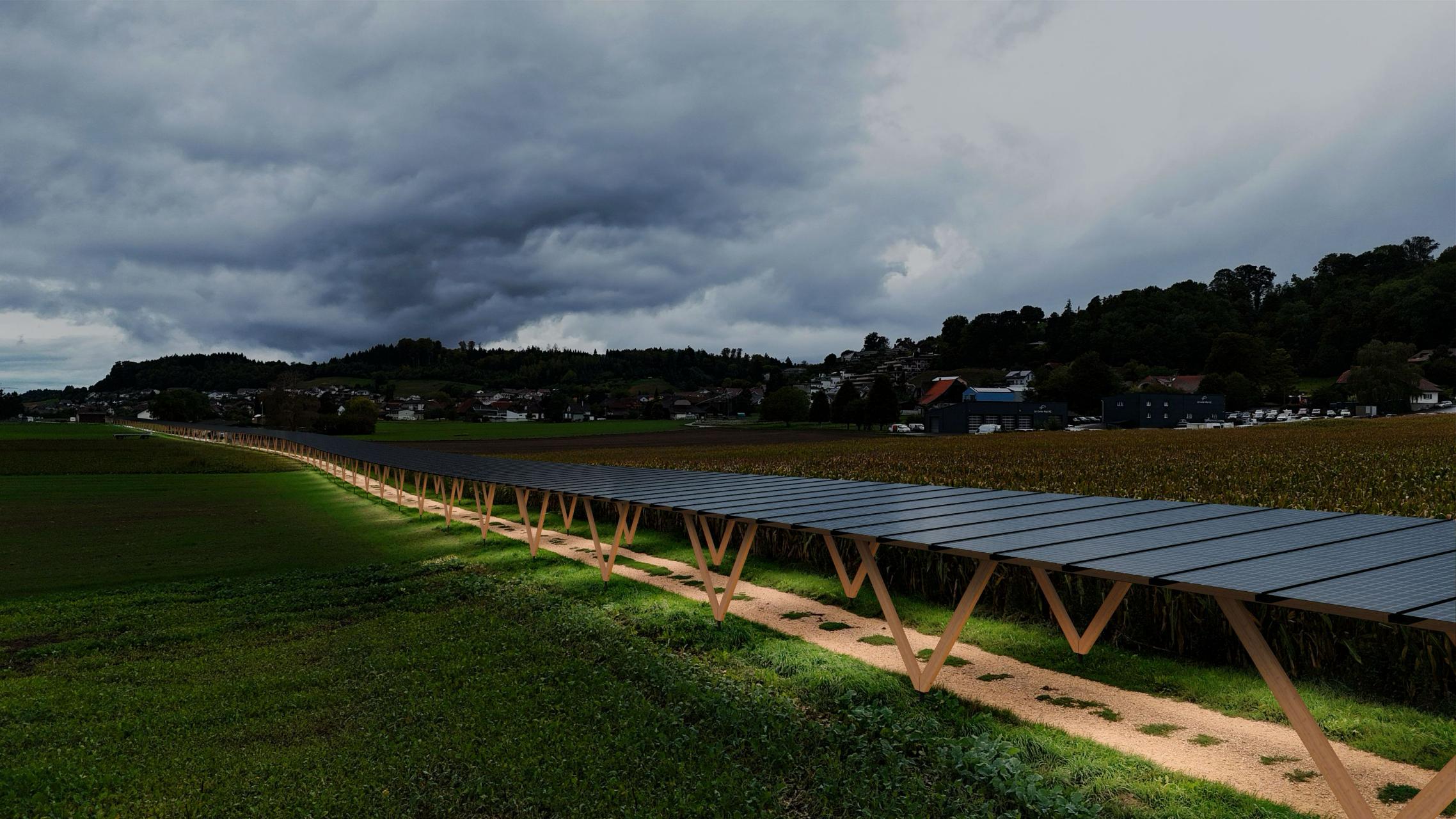 Mit Solar überdachter Feldweg Radweg