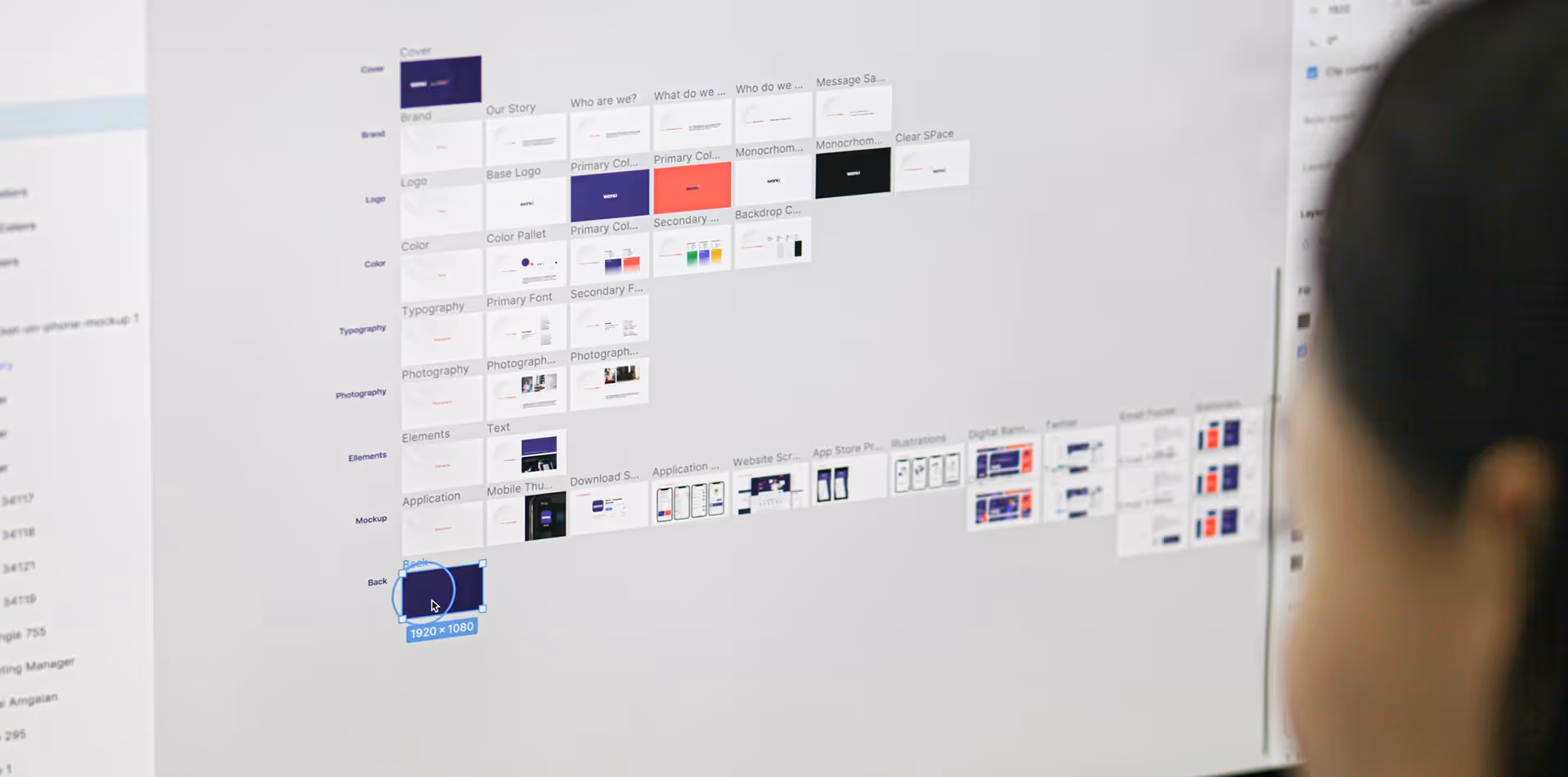 Personne regardant l'interface de design de figma