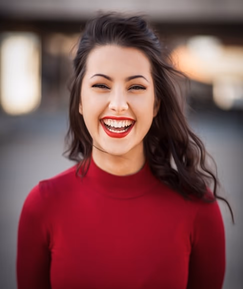 Personne souriante, semblant heureuse