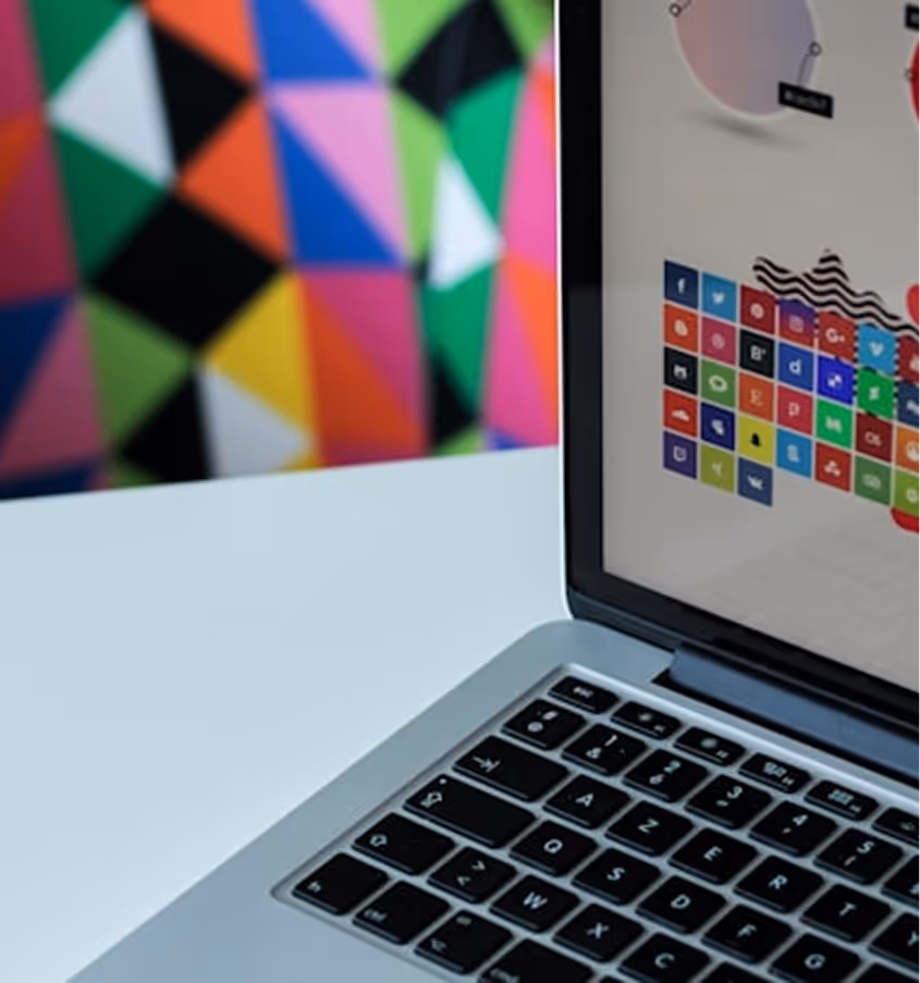 Ordinateur sur un outil de design