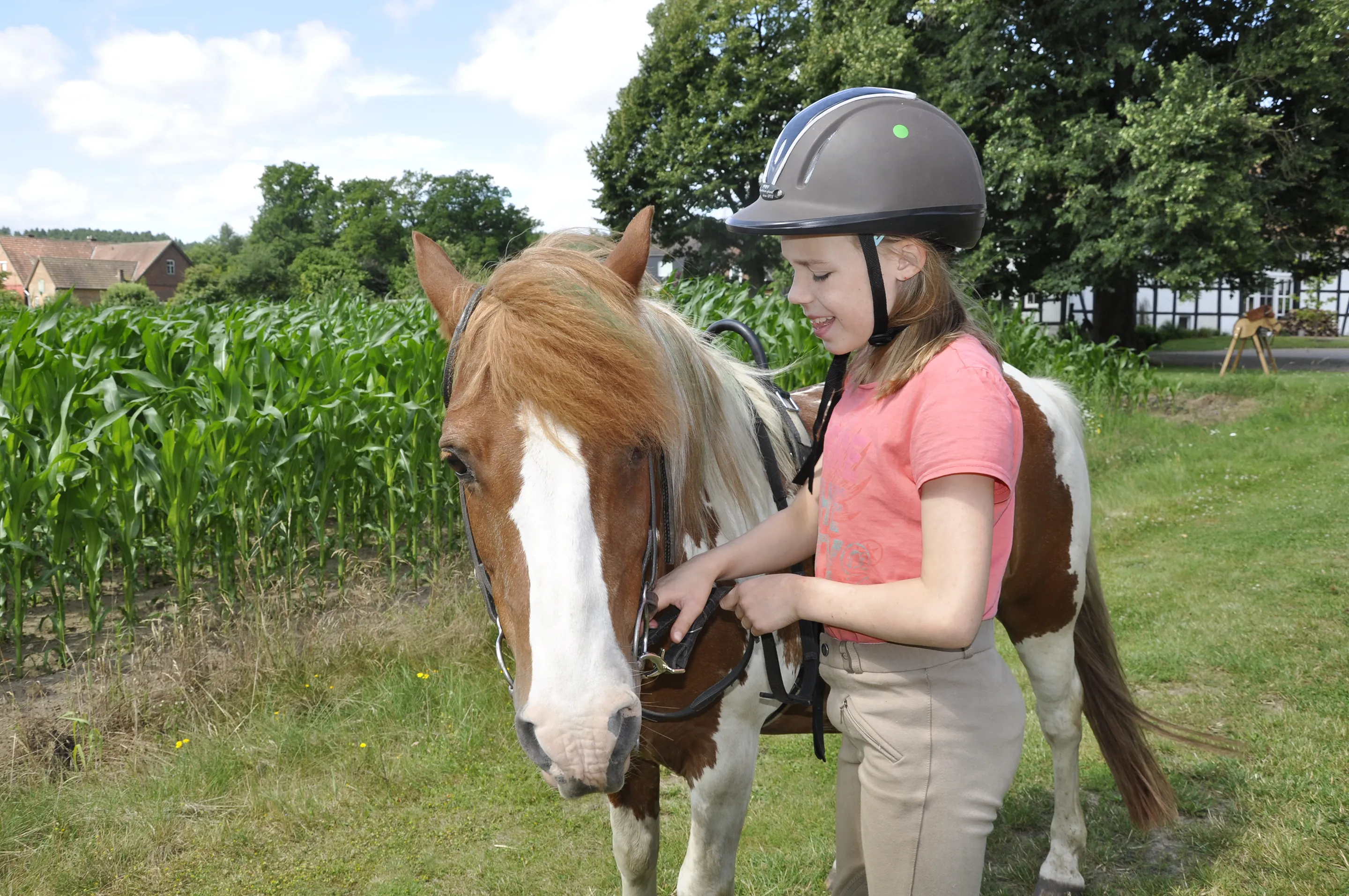 Kind streichelt Pony im Zauberwald bei COUNTRY-KIDS