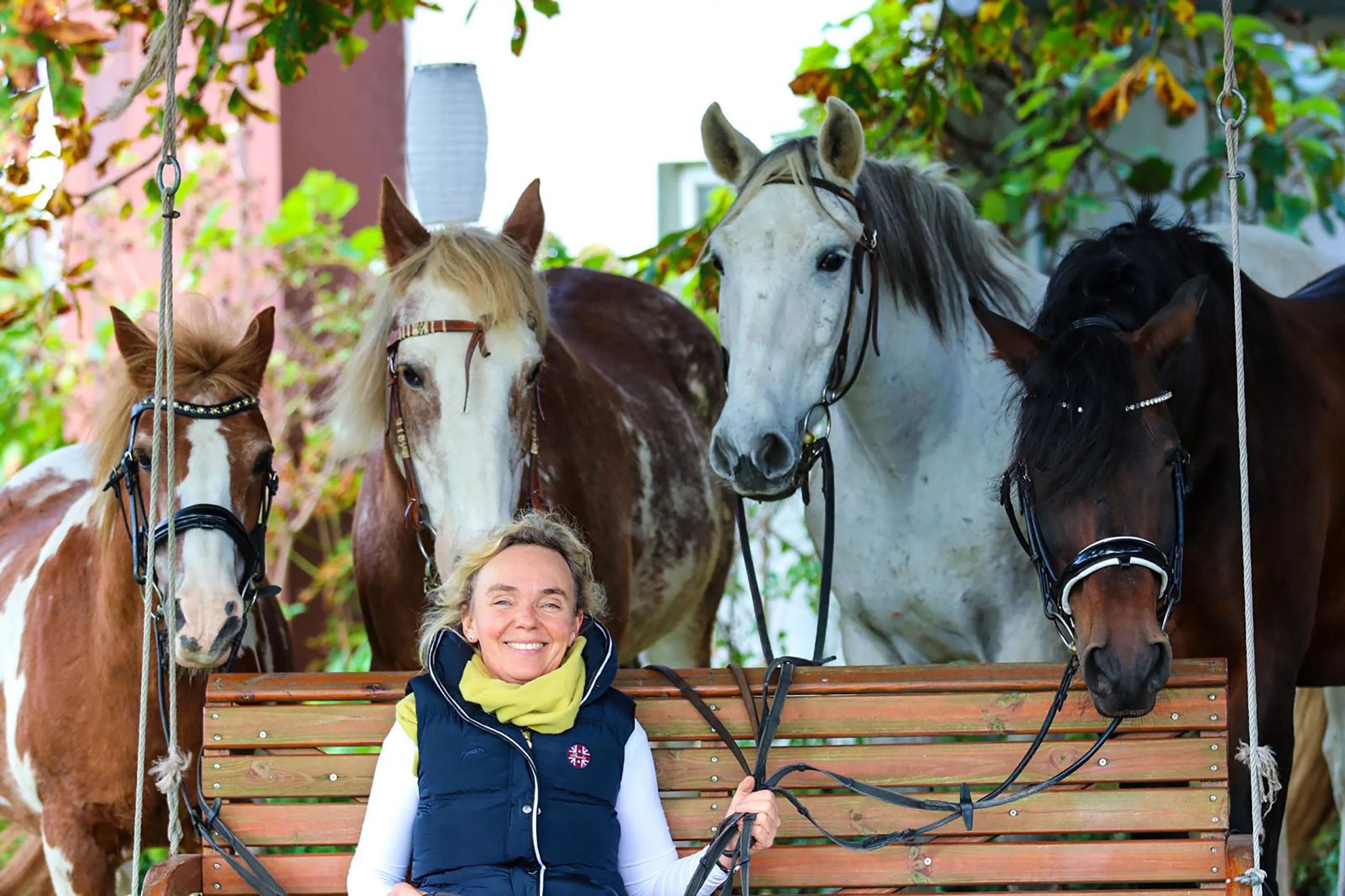 Heilpädagogin Susanne Meyer-Plugmann mit Pony auf dem Hof