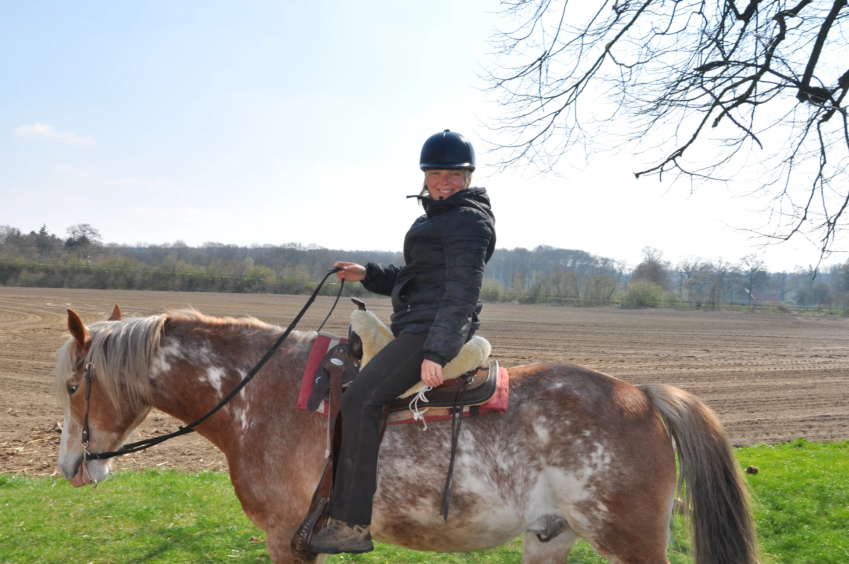 Heilpädagogin Susanne Meyer-Plugmann mit Pferd auf dem Hof