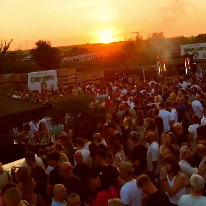 Tanzende Menschen bei TILT Puder Open Air am 1.Mai 2026 in Laumersheim