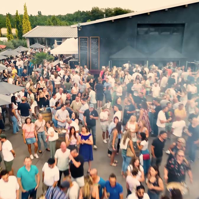 Tanzende Menschen bei TILT Puder Open Air am 1.Mai 2026 in Laumersheim