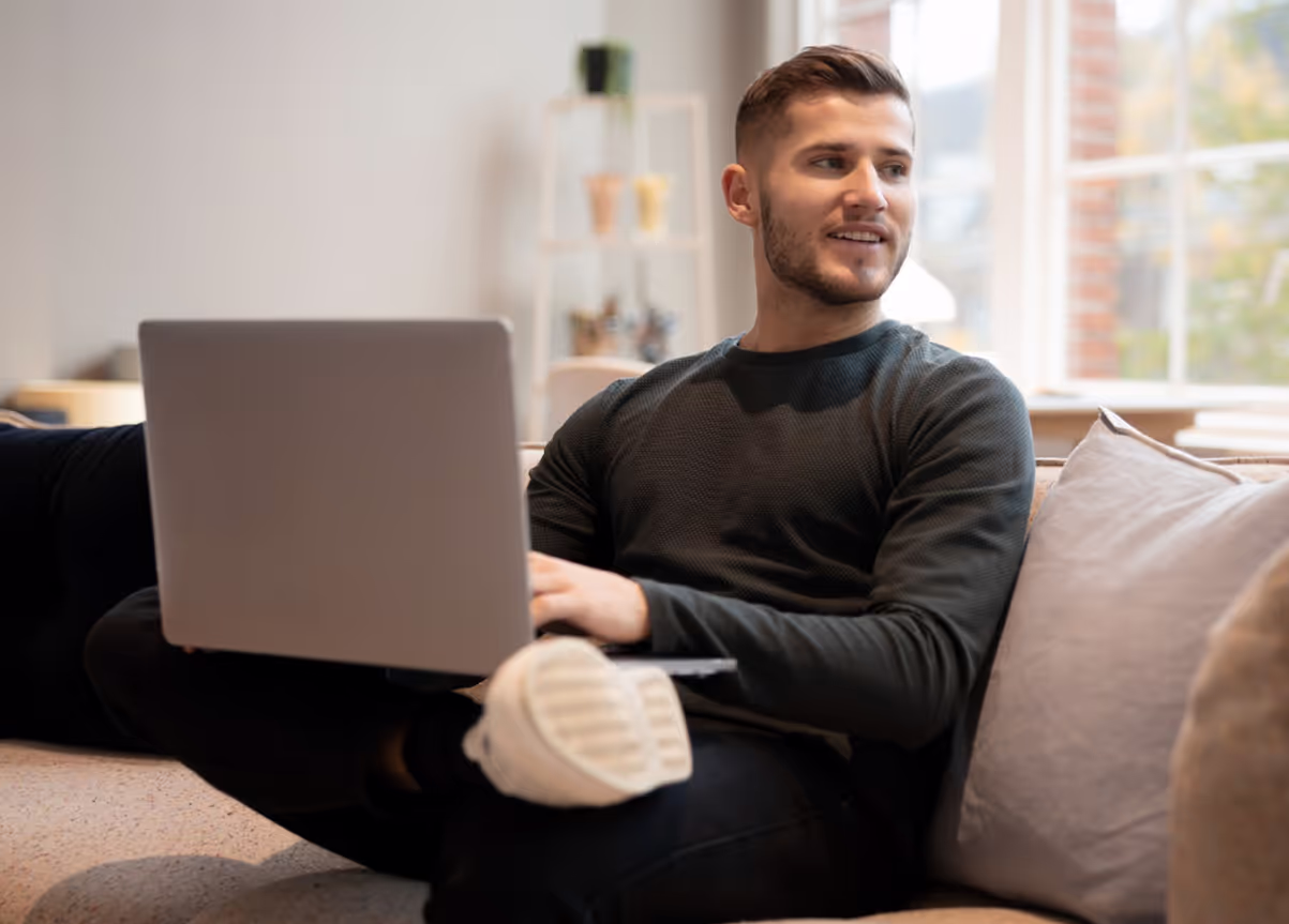Ein Mitarbeiter des SHK-Betriebs Kreatec Deden, der gerade über die epostbox aus dem Homeoffice digital Wartungsverträge und Rechnungen versendet und sich dabei den Weg zur Post spart.