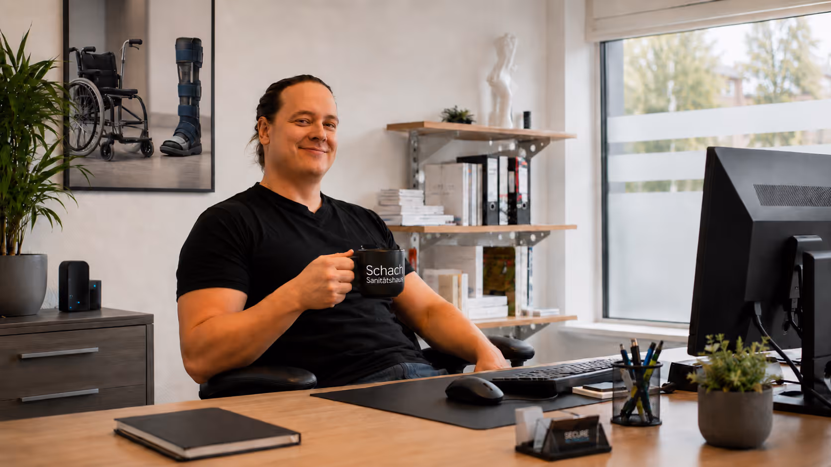 Der Geschäftsführer der Sanitätshaus Schach GmbH, Stefan Münch in seinem Büro. Für den Dokumentenversand braucht sein Büro weder Drucker, Kuvertier- oder Frankiermaschinen. Einfach nur epostbox.