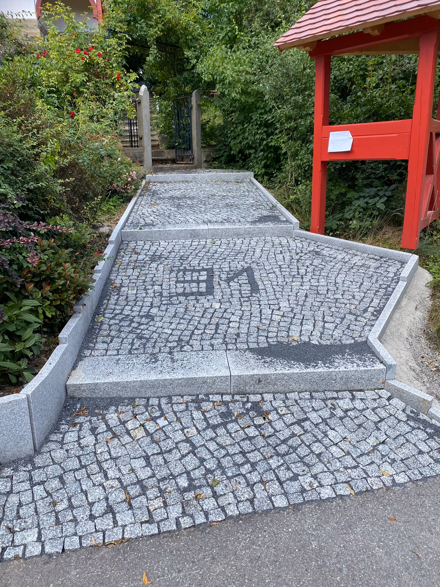 Gepflasterer Eingangsweg zu einem Haus.