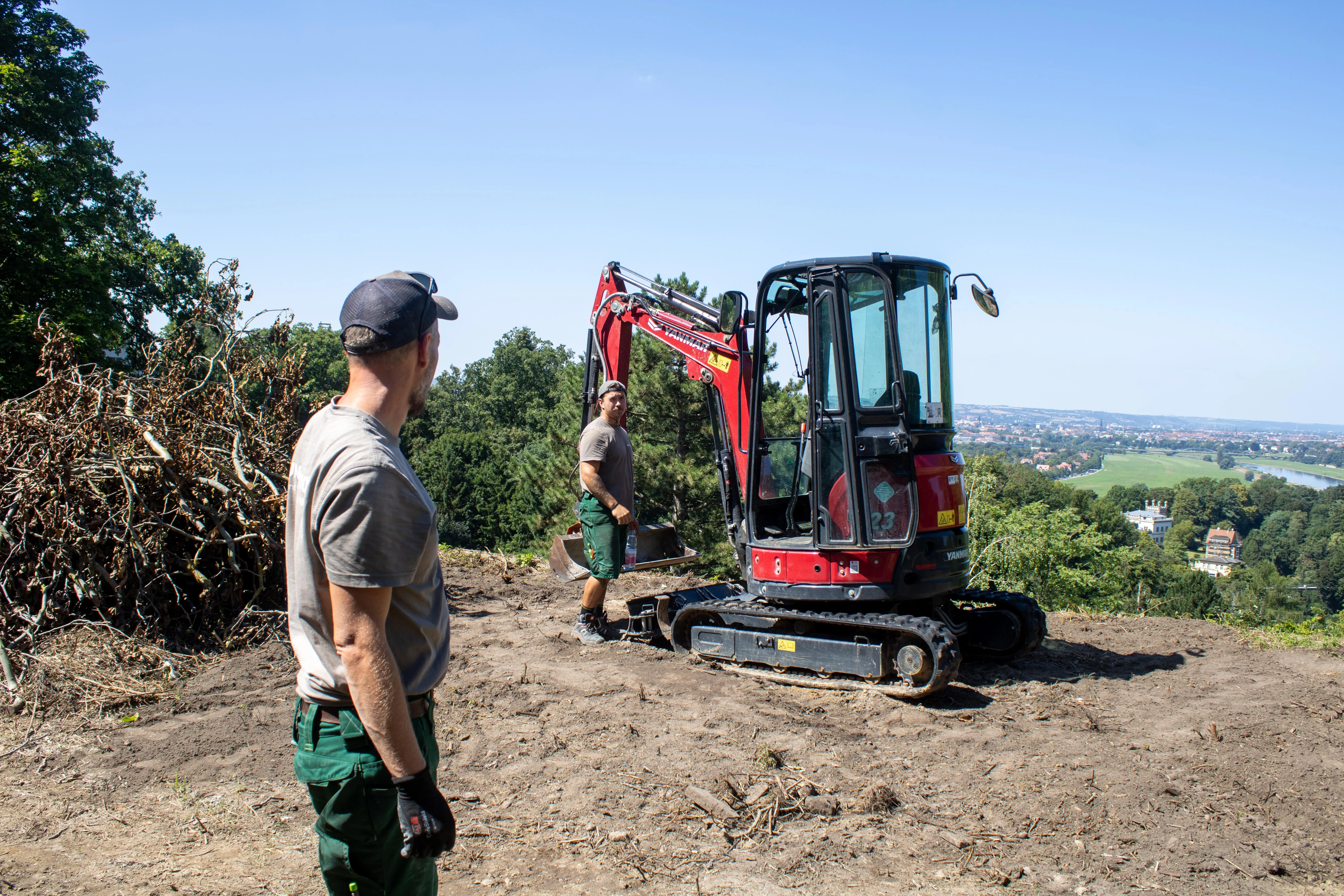 Zwei Mitarbeiter bei Baggerarbeiten.