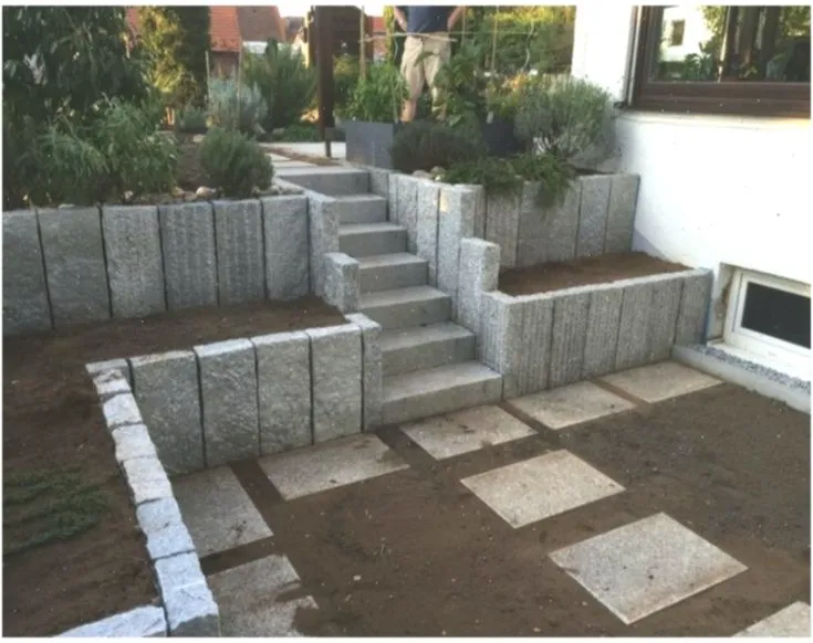 Gartenmauer mit Treppe aus Naturstein.