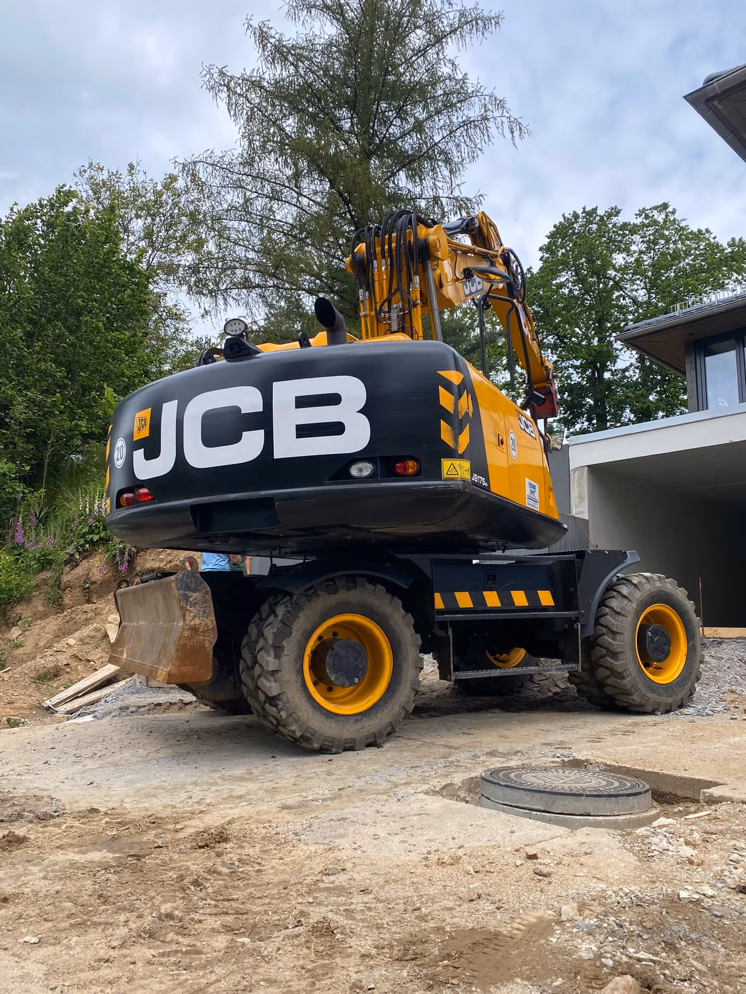 Ein Bagger der auf einer Baustelle zum Einsatz kam.