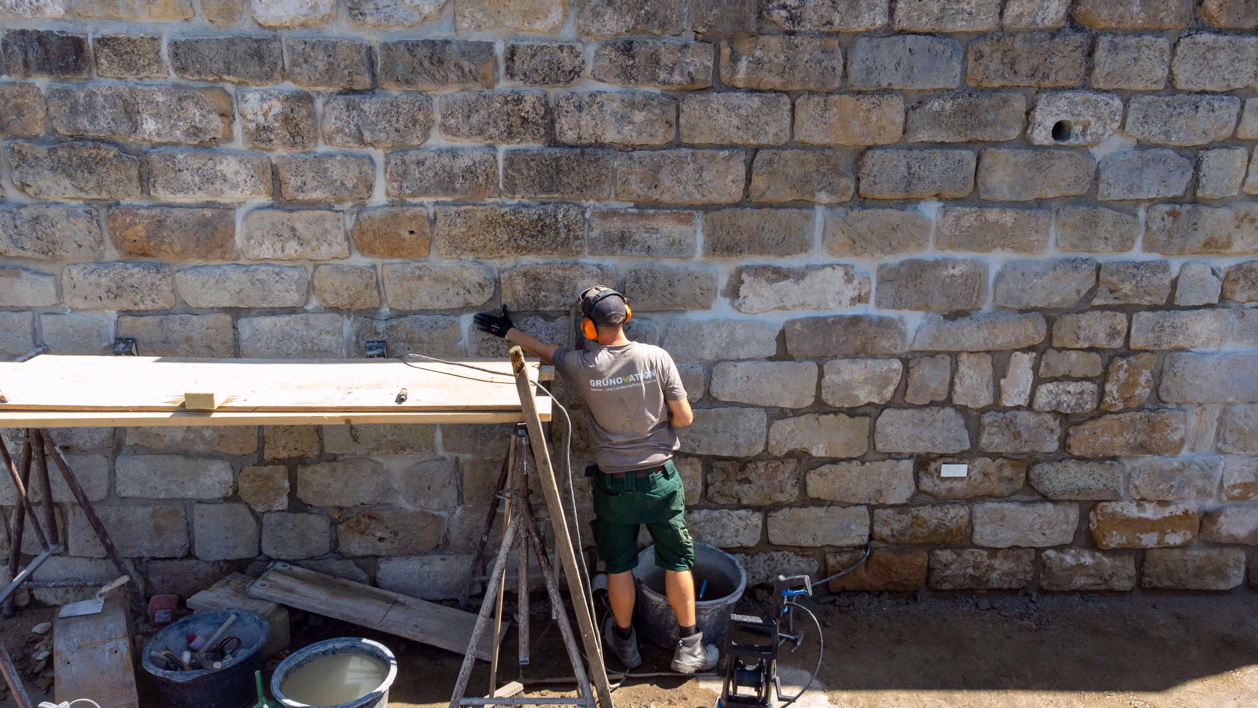 Ein Mitarbeiter beim Sanieren einer Wand.