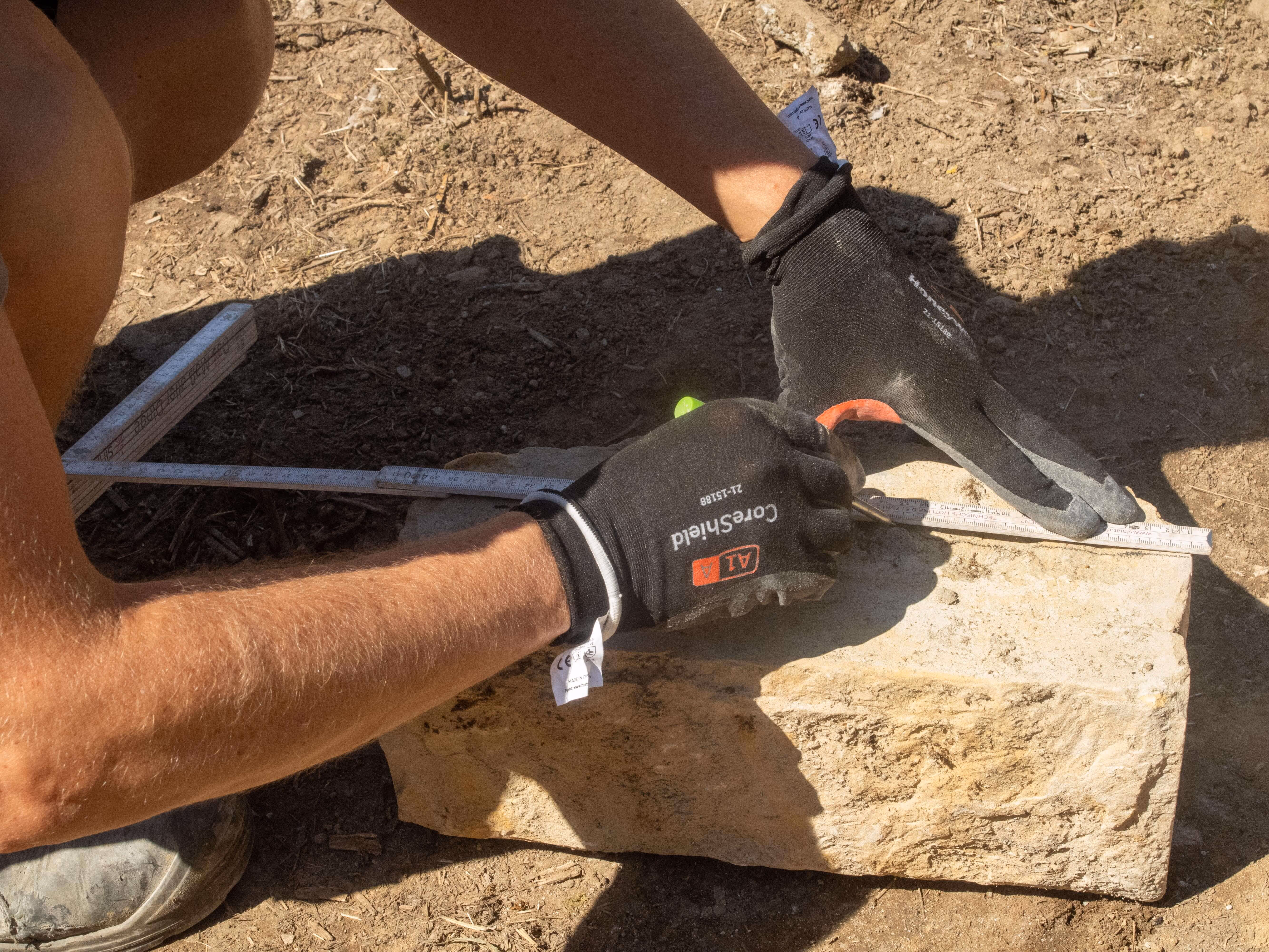 Ein Mitarbeiter beim Markieren.