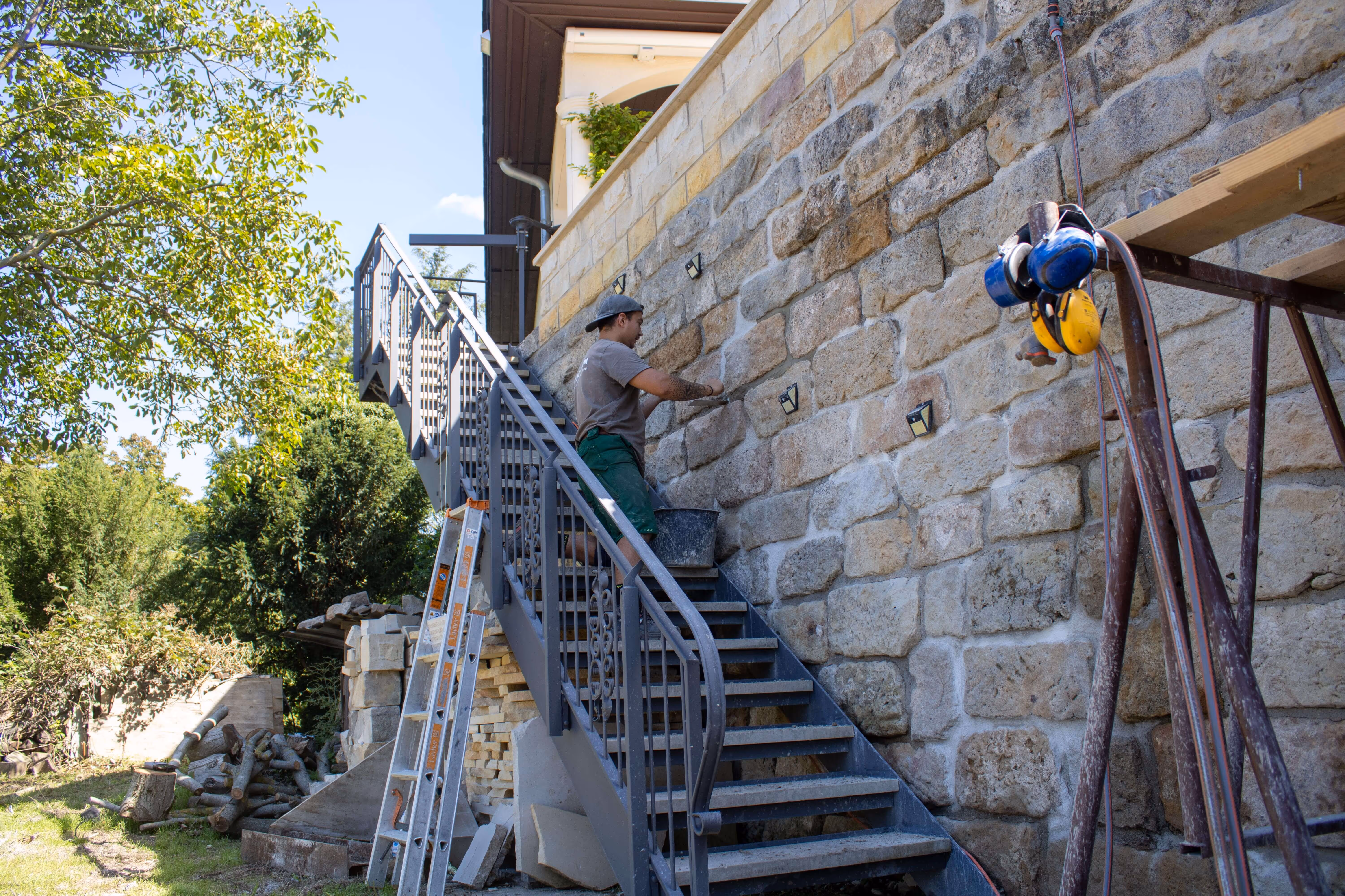 Ein Mitarbeiter bei der Sanierung einer Mauer.