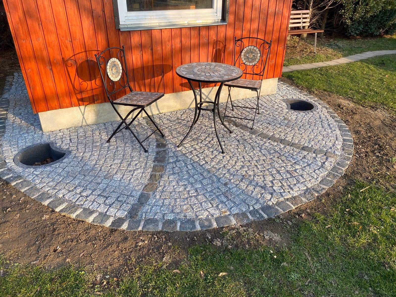 Gepflasterter Bereich mit Sitzmöglichkeit.