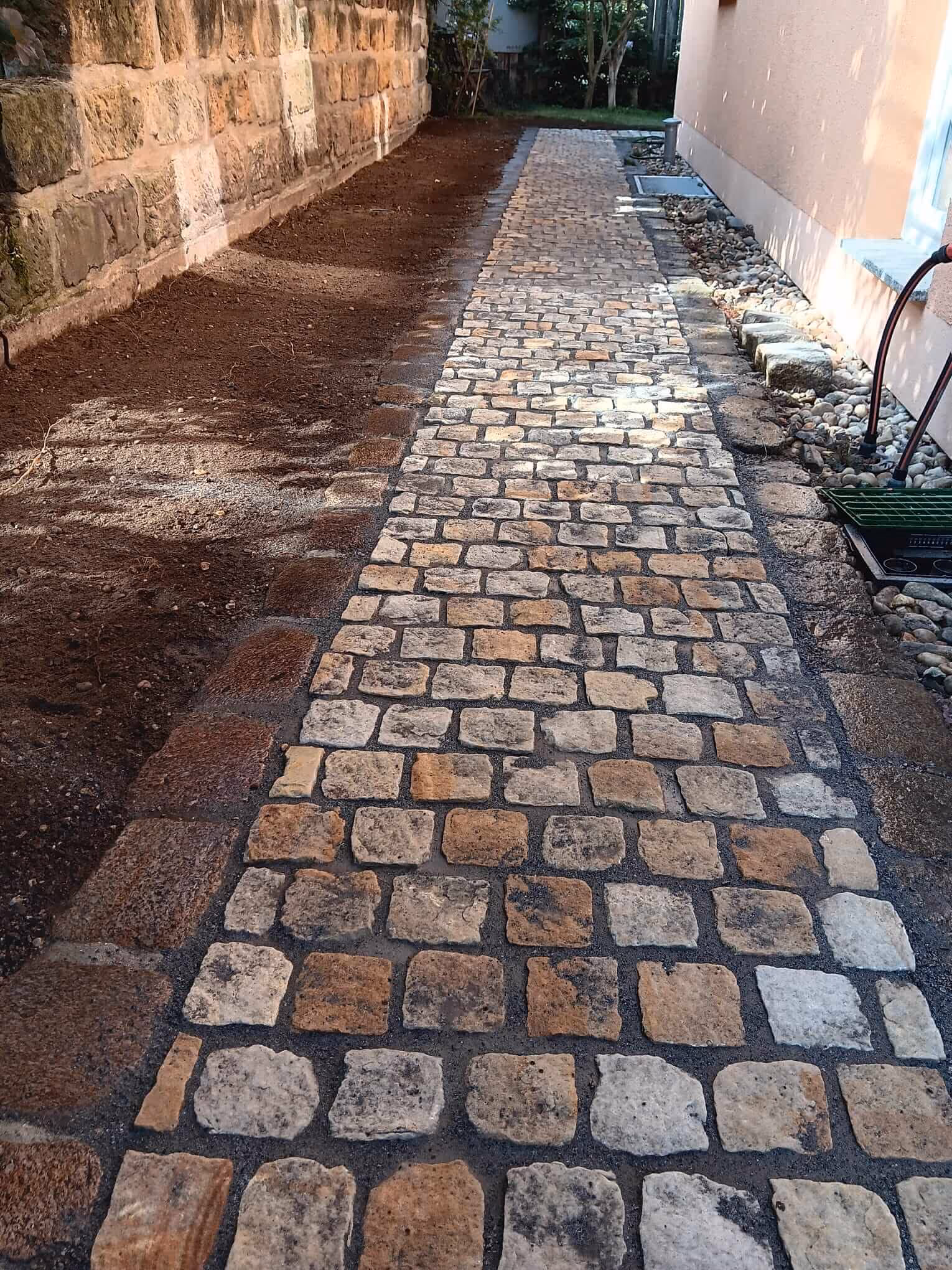 Gartenmauer mit Treppe aus Naturstein.