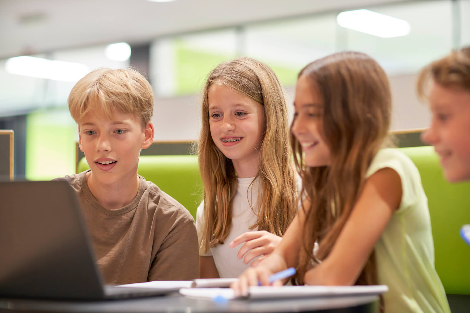 Kinderen aan het werk met een laptop