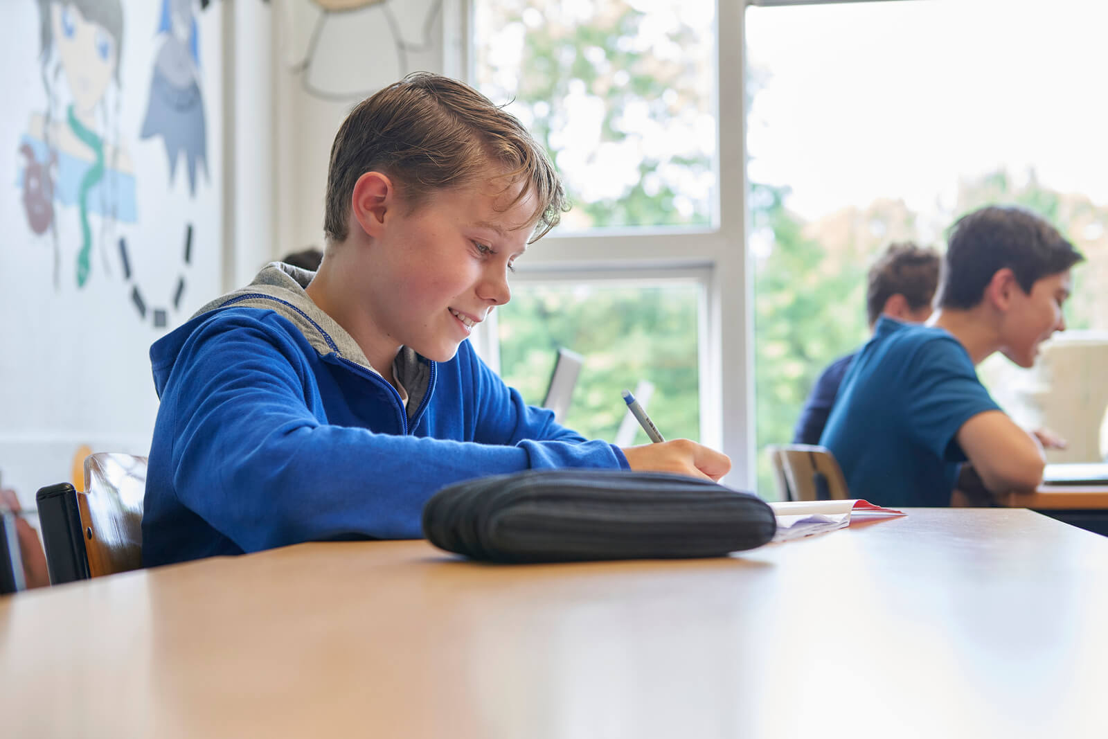 Leerling is bezig met schoolwerk