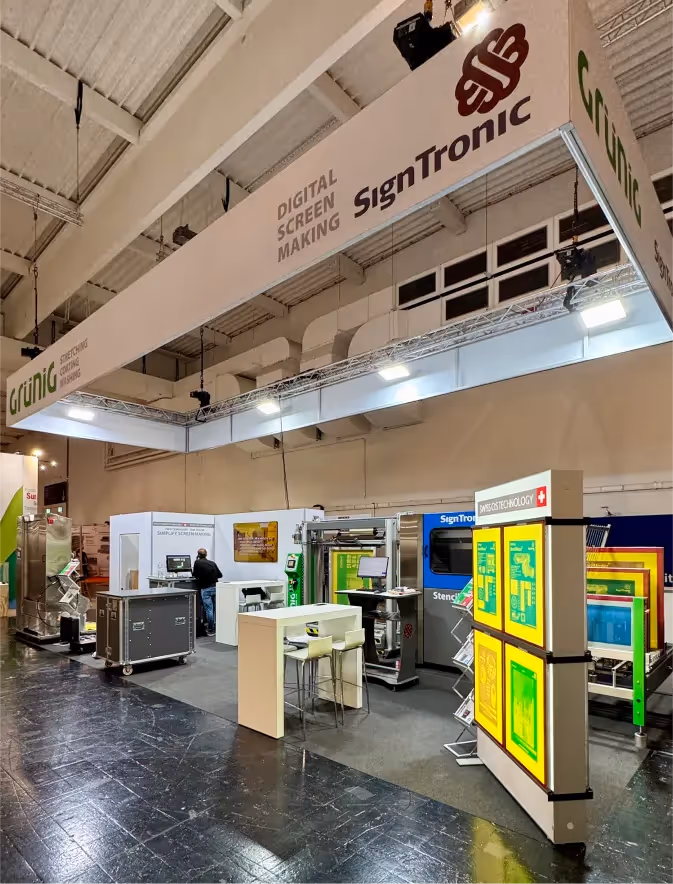 Das fusionierte Unternehmen zeigte ein einheitliches Standkonzept, das SignTronic- und Grünig-Technologien modern vereinte.