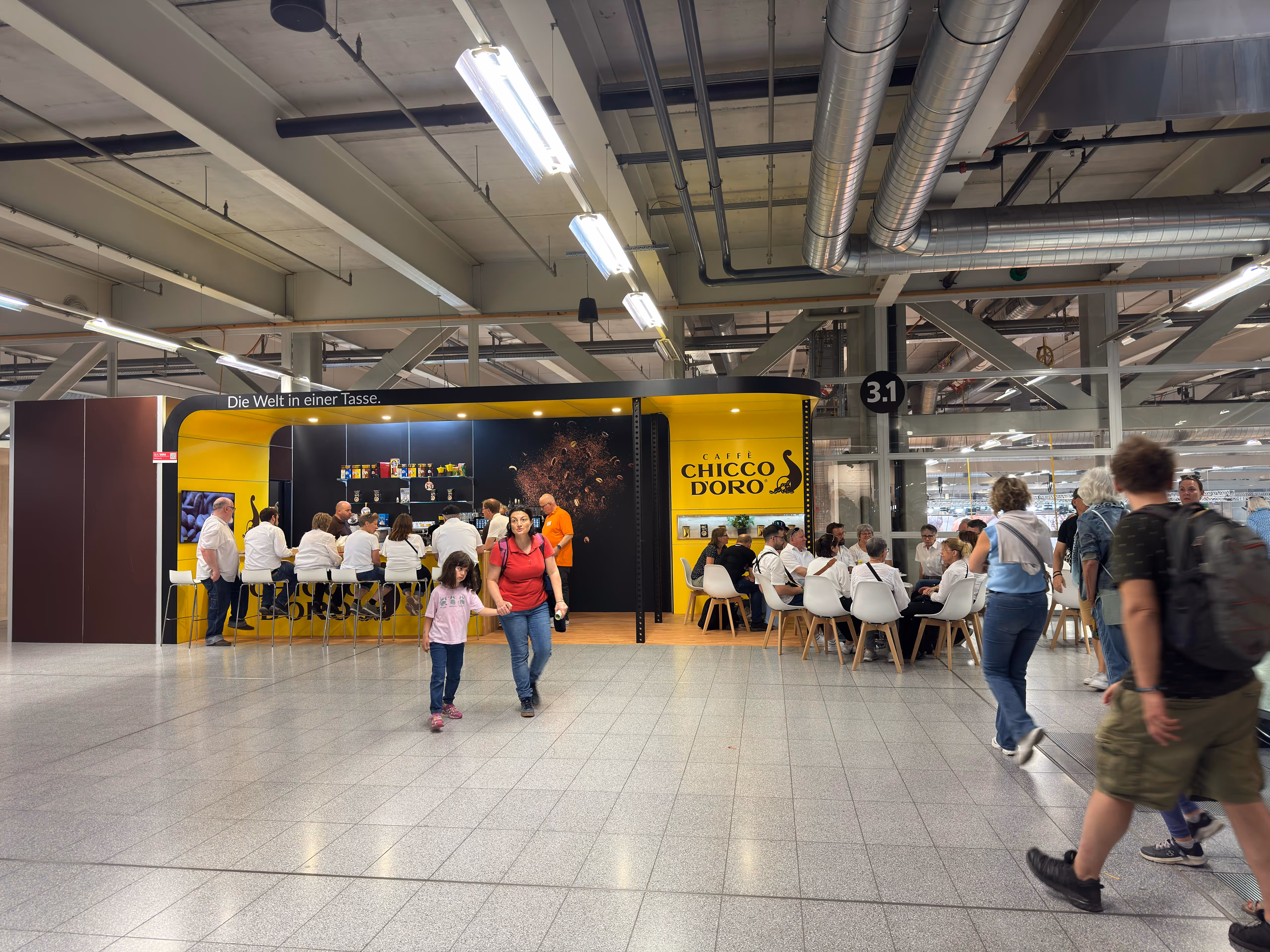 Chicco d’Oro lud an der BEA 2025 mit offenem Stand, frischem Kaffee, Direktverkauf und entspannter Atmosphäre zum Verweilen ein.