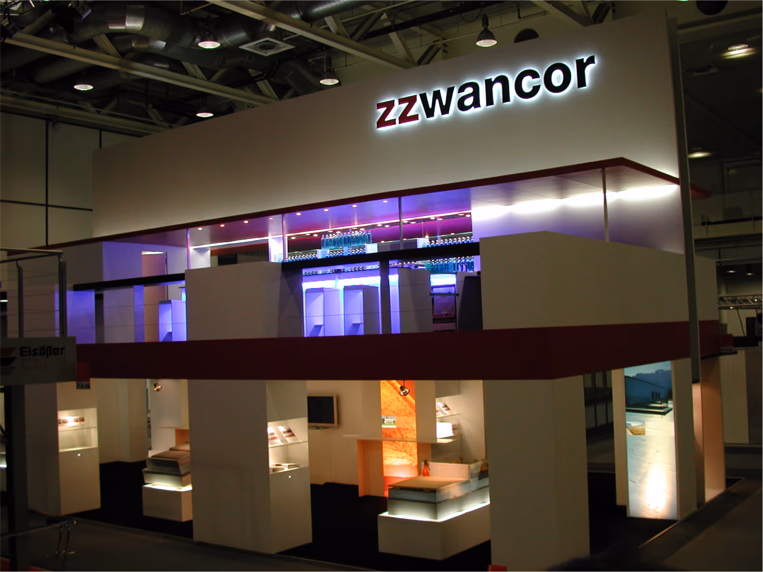 zz wancor punktete mit einem mehrgeschossigen Stand, moderner Dach und Fassadentechnik sowie einer stilvollen eleganter Bar.