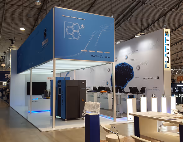 PLATIT inszenierte einen modernen Stand mit LED Beleuchtung und massgefertigten, beleuchteten Möbeln für klare Markenpräsenz.