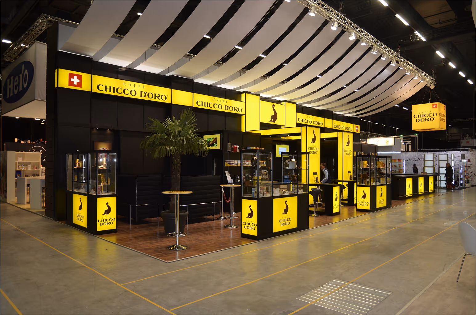 Chicco d’Oro sticht mit auffälligem Stand heraus. Mit frischem Kaffee und Direktverkauf für starke Präsenz und Kundennähe.
