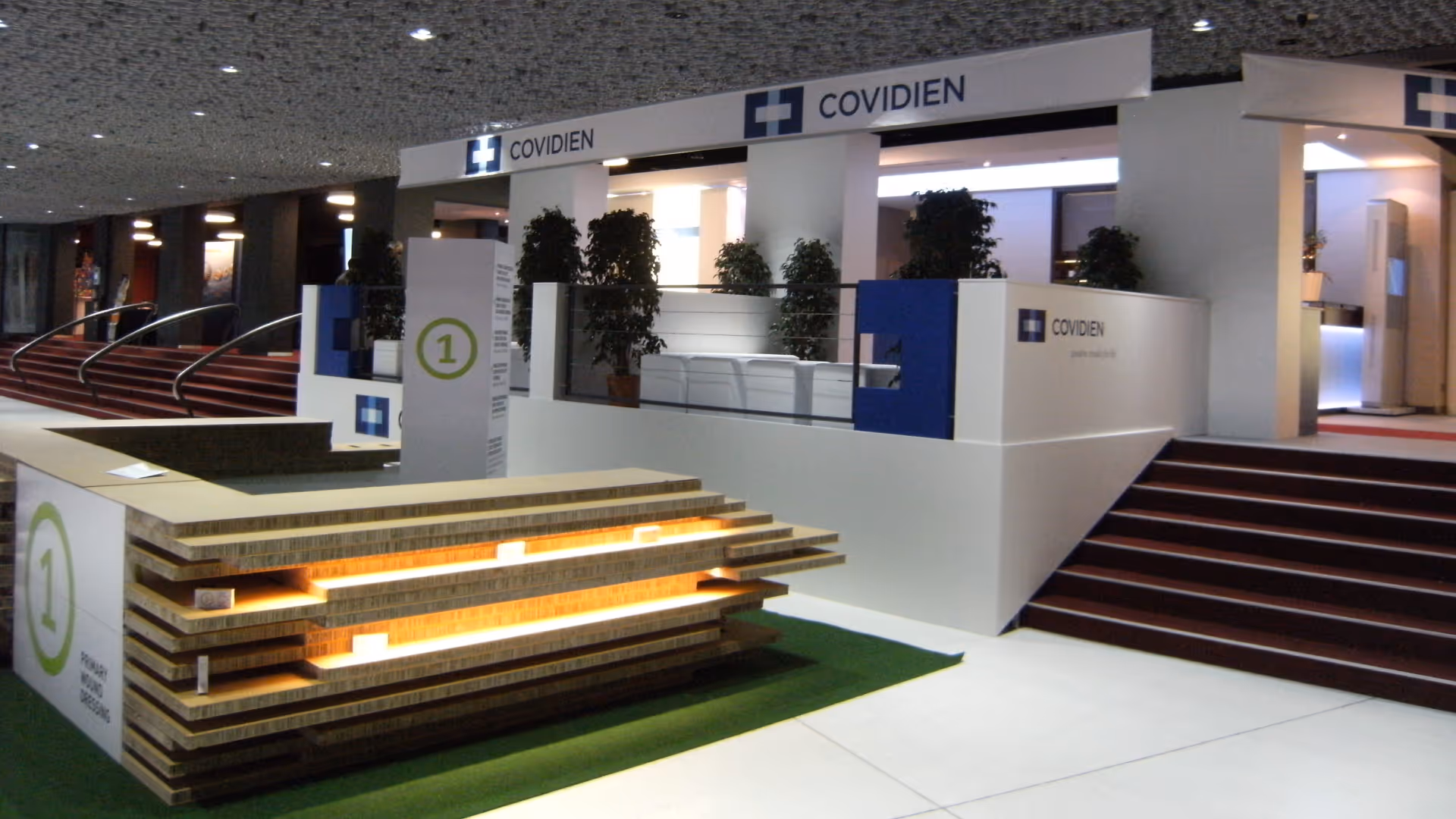 Covidien verwandelte einen Messestand in eine Praxislandschaft. Mit Empfang, Lounge, Produktausstellung und Beratung. Ein Bauwerk.