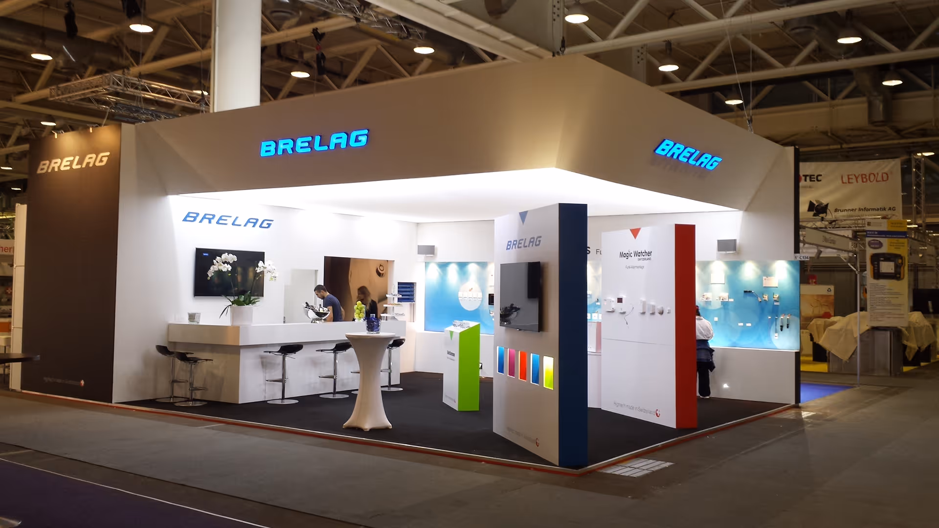 BRELAG zeigte auf der ineltec einen modernen Stand mit klaren Produktwänden – Innovation und Gebäudetechnologie eindrucksvoll inszeniert.
