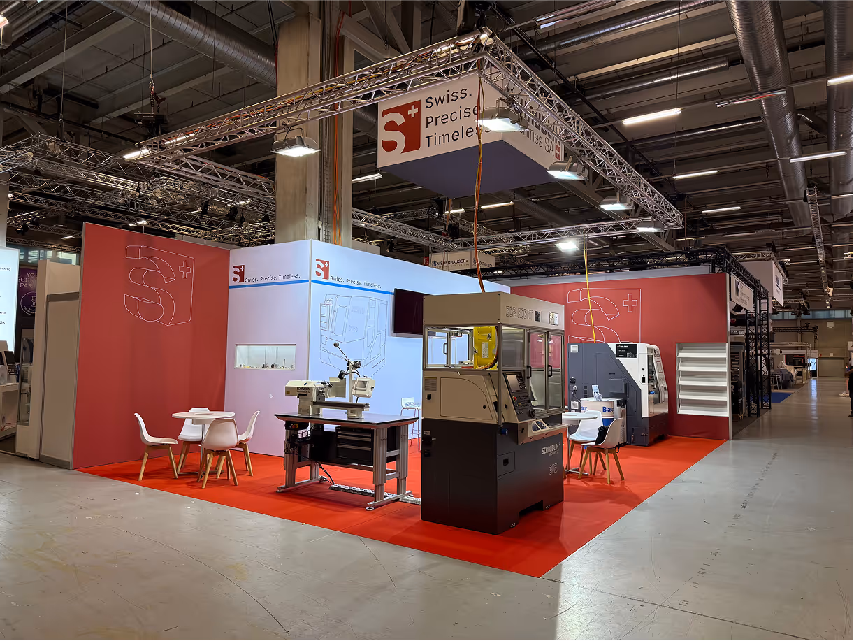 Schaublin überzeugte an der Innoteq 2025 mit klarem Standdesign, Rot-Weiss-Konzept und live präsentierten Präzisionsmaschinen.