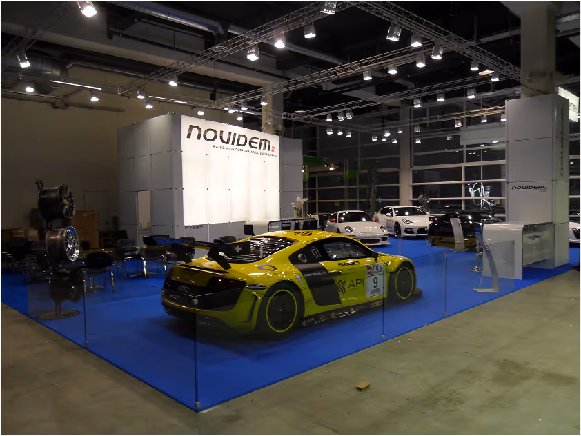 Novidem begeisterte an der Auto Zürich mit zwei veredelten Audi R8 – gläserne Bühne, leuchtender Stand und Schweizer Ingenieurskunst.