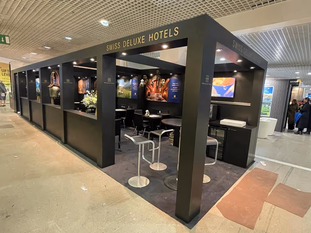 Swiss Deluxe Hotels lud an der ILTM Cannes mit eleganter Lounge-Atmosphäre, alpinem Charme und Raum für exklusive Gespräche ein.