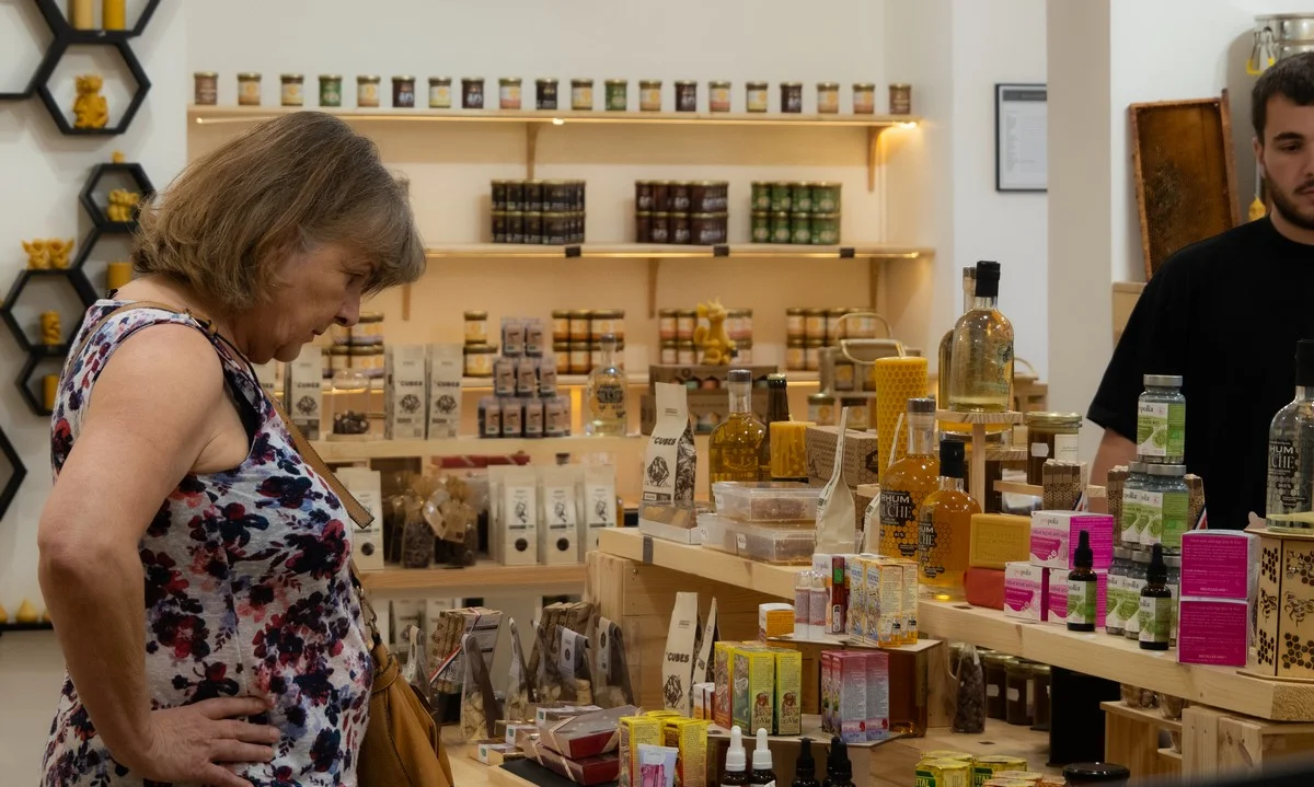 photo du magasin avec des clients