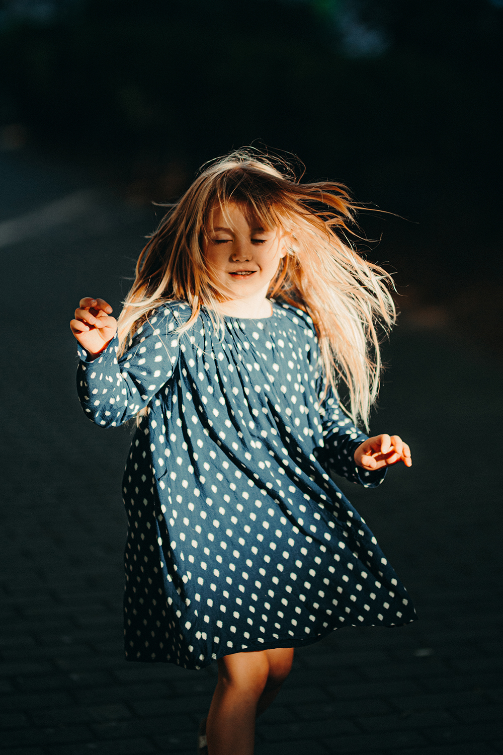 image of staff consulting a customer (for an automotive service)