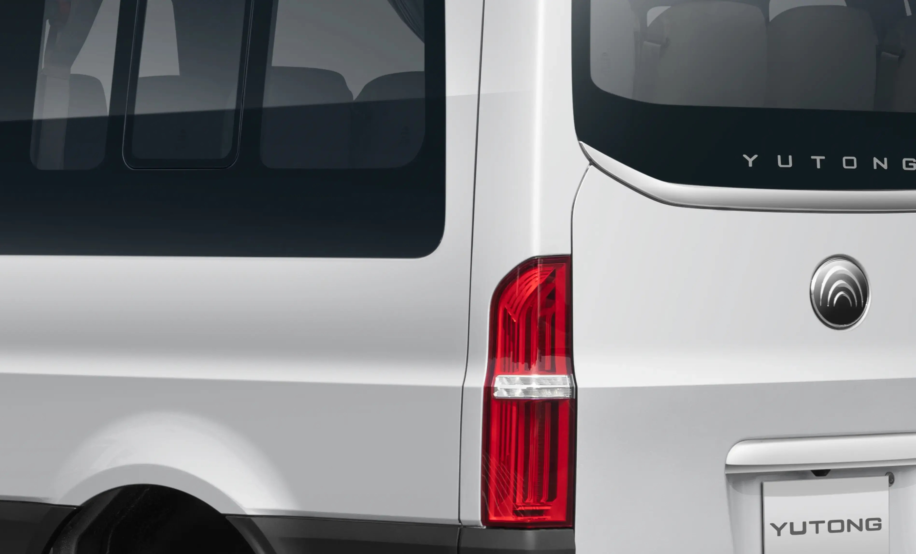 Luces traseras de diseño elegante, que refuerzan seguridad y visibilidad en todo momento.