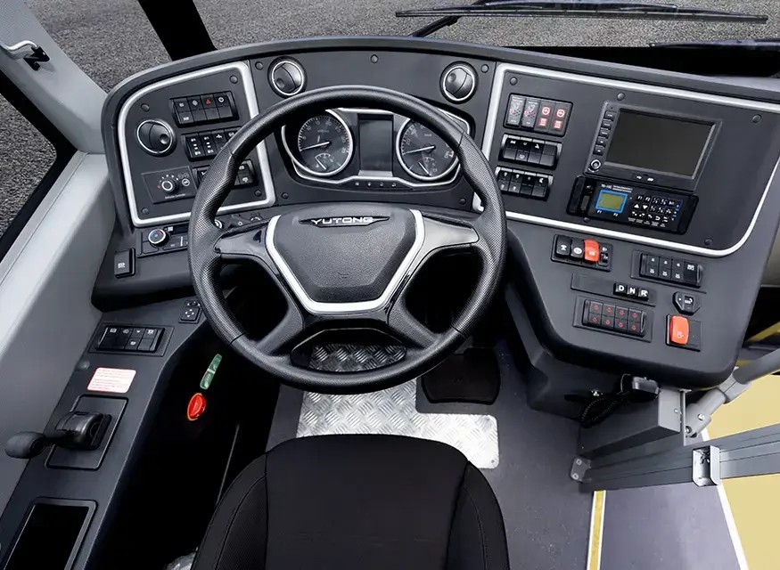 Panel de control funcional, con mandos al alcance para un manejo seguro y eficiente.