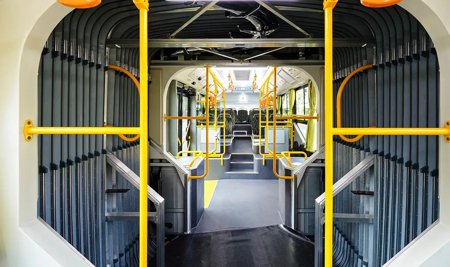 Interior amplio y luminoso, con pasillos despejados que facilitan el tránsito de pasajeros.