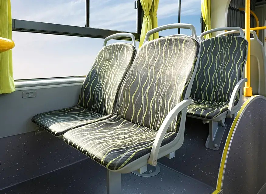 Asientos modernos con diseño ergonómico, pensados para comodidad en cada viaje.