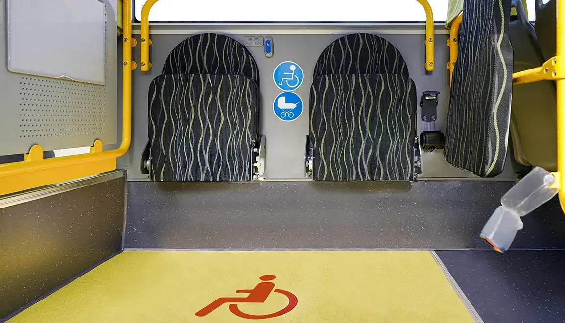 Espacio accesible para sillas de ruedas y coches, con señalización clara y segura.