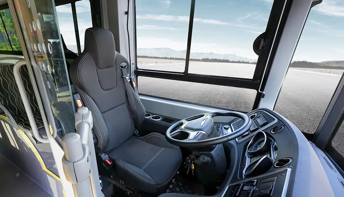 Cabina del conductor con asiento ergonómico que brinda confort en largas jornadas.