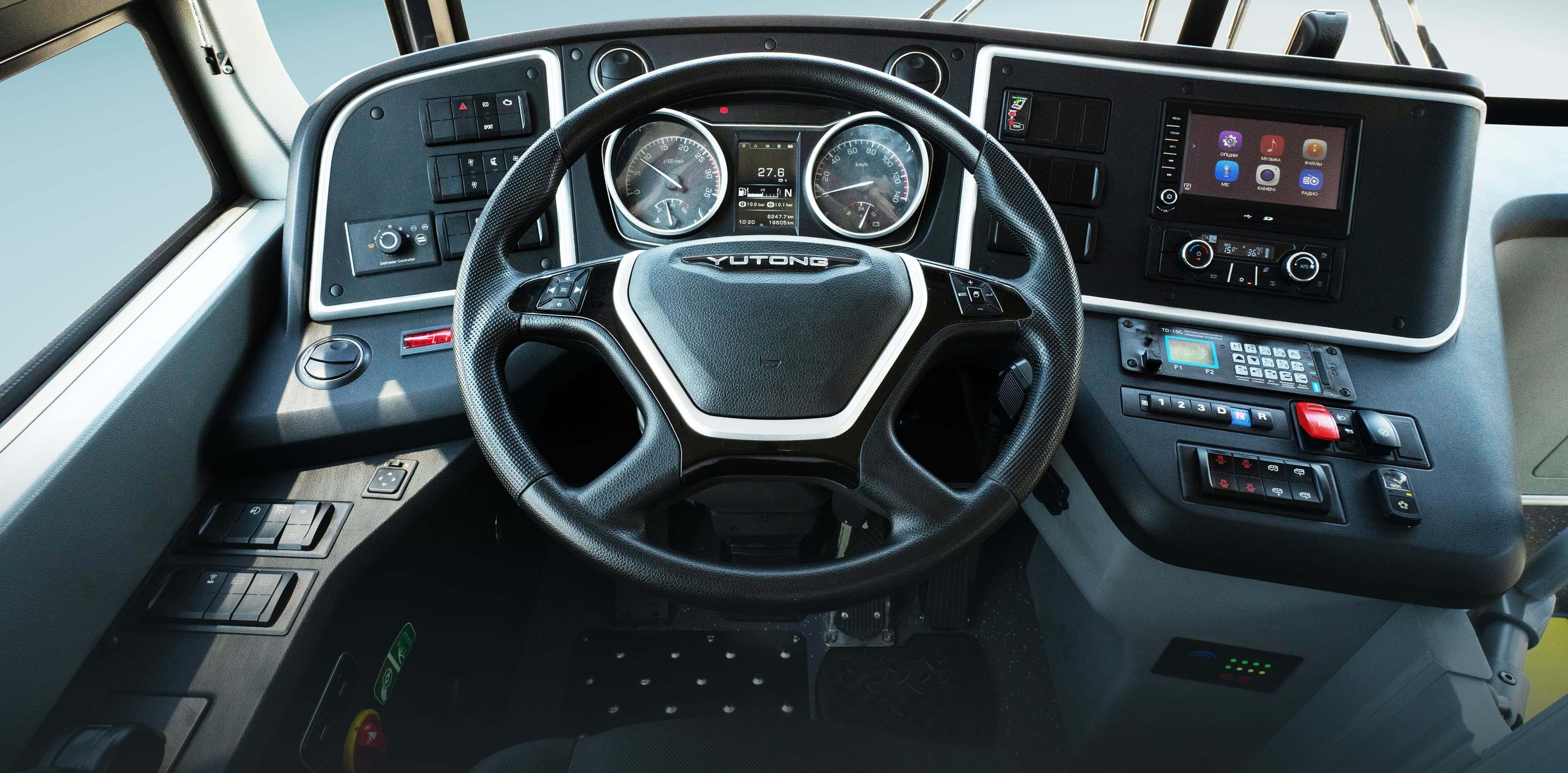 Cabina del conductor moderna, con mandos intuitivos para un manejo seguro y eficiente.