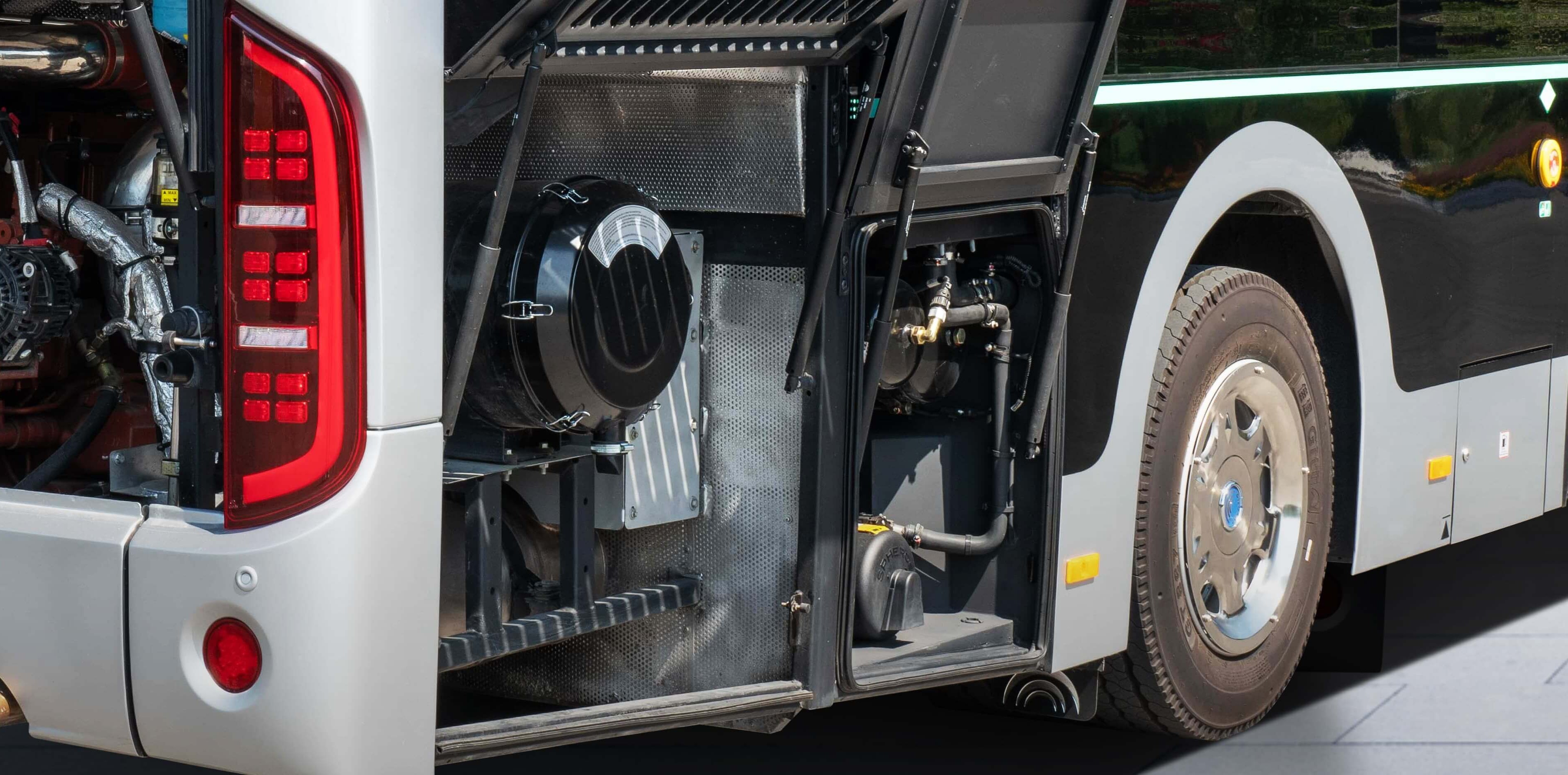 Acceso al compartimento técnico, mostrando componentes de fácil mantenimiento.