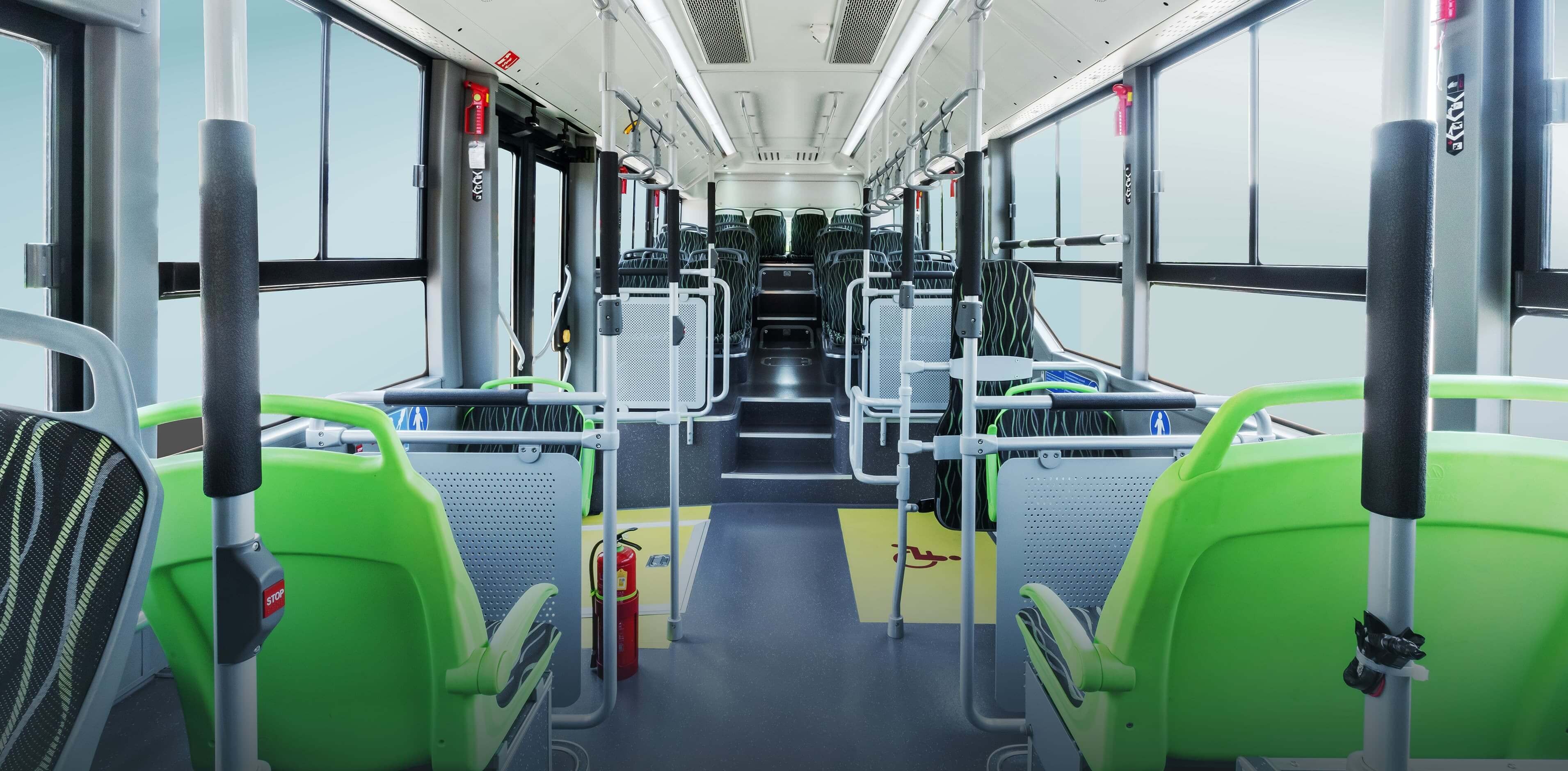 Interior espacioso y bien iluminado, con áreas designadas para accesibilidad.