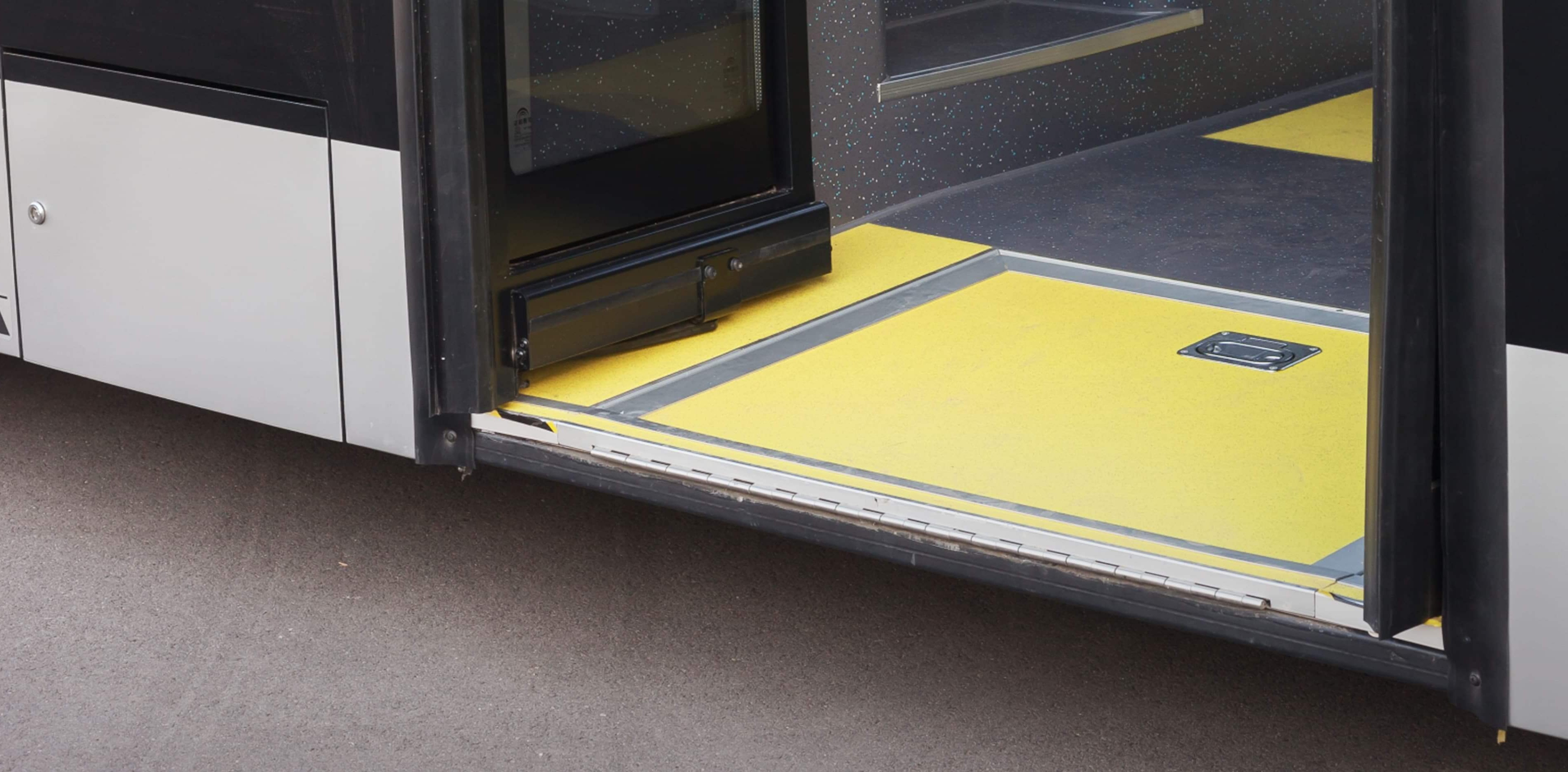 Piso bajo con acceso en color contrastante, que facilita la entrada de todos los usuarios.